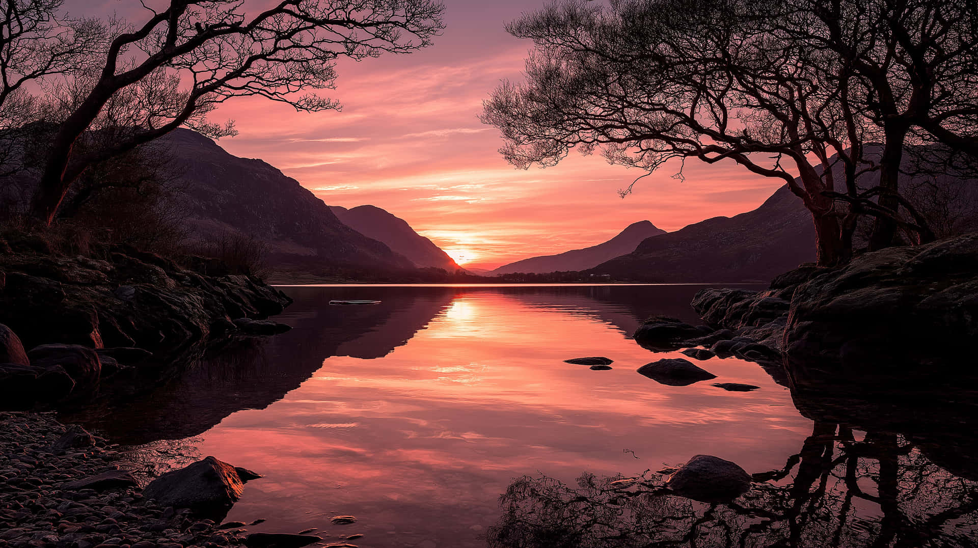 Serene Sunset Lake 壁紙 — 寧靜的湖面映照著樹影和崎嶇山巒之間的熾熱日落。