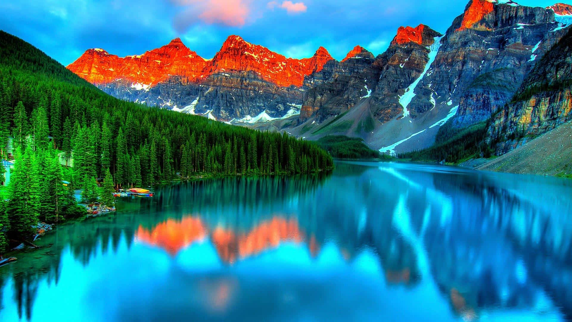Beautiful Mountain 桌布 壁紙 — 寧靜的湖面映照著火紅色的山脈，在暮色天空下，深藍色的水域和常綠森林。