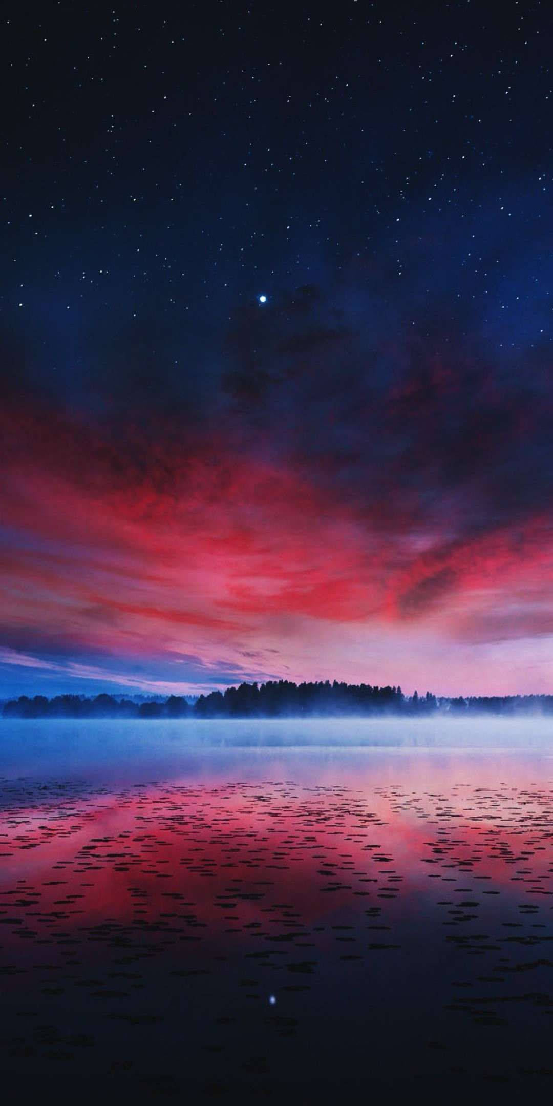 Weather 桌布 壁紙 — 寧靜的湖面映照著點綴著星星的鮮紅色和藍色暮色天空，遠處是森林的輪廓。