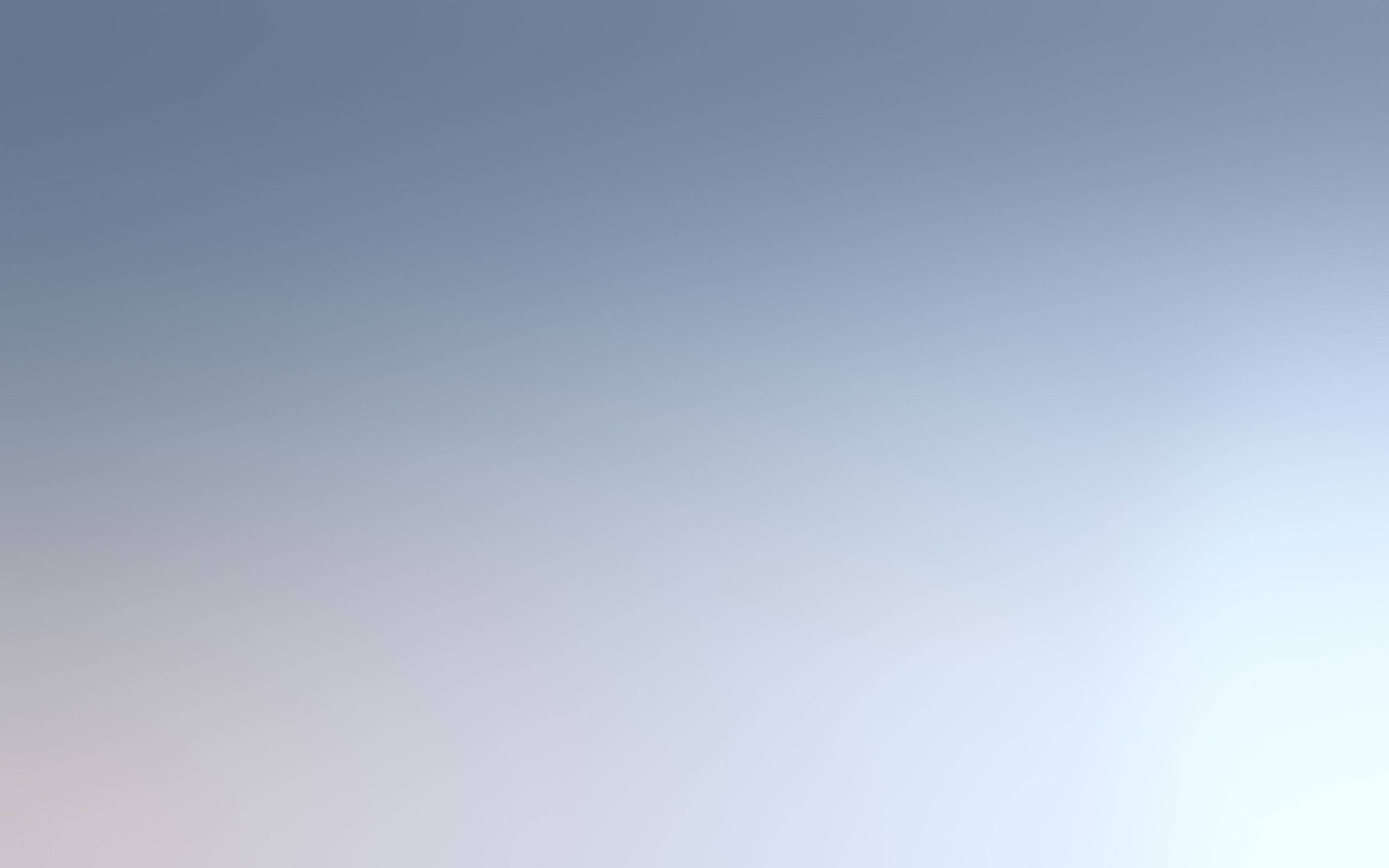 Gradient 桌布 壁紙 — 寧靜的漸變天空，從柔和的藍色過渡到淡白色，帶有微妙的雲紋。
