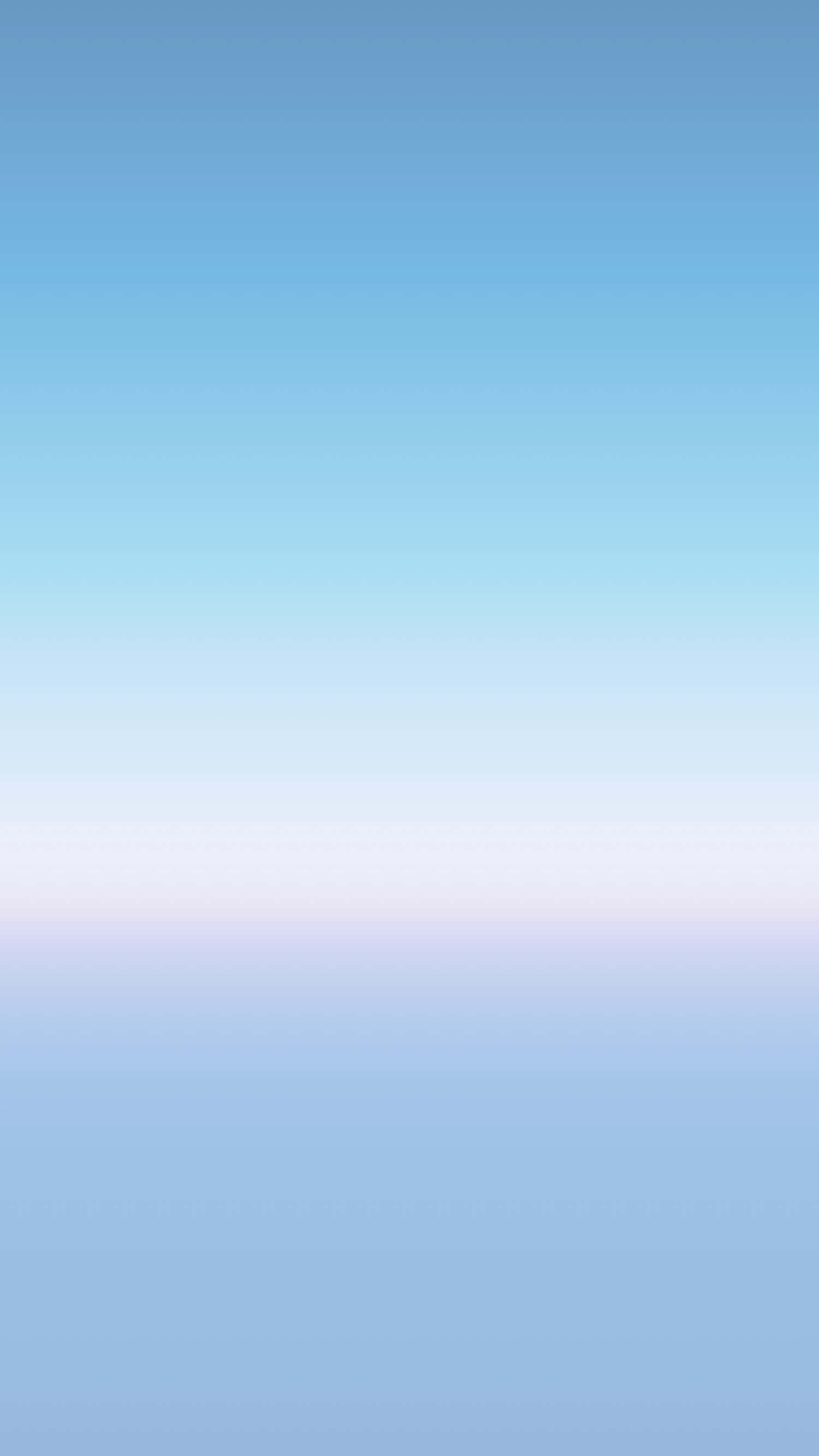 極簡 iPhone 桌布 壁紙 — 寧靜的漸變天空，從柔和的藍色過渡到淡紫色和白色。