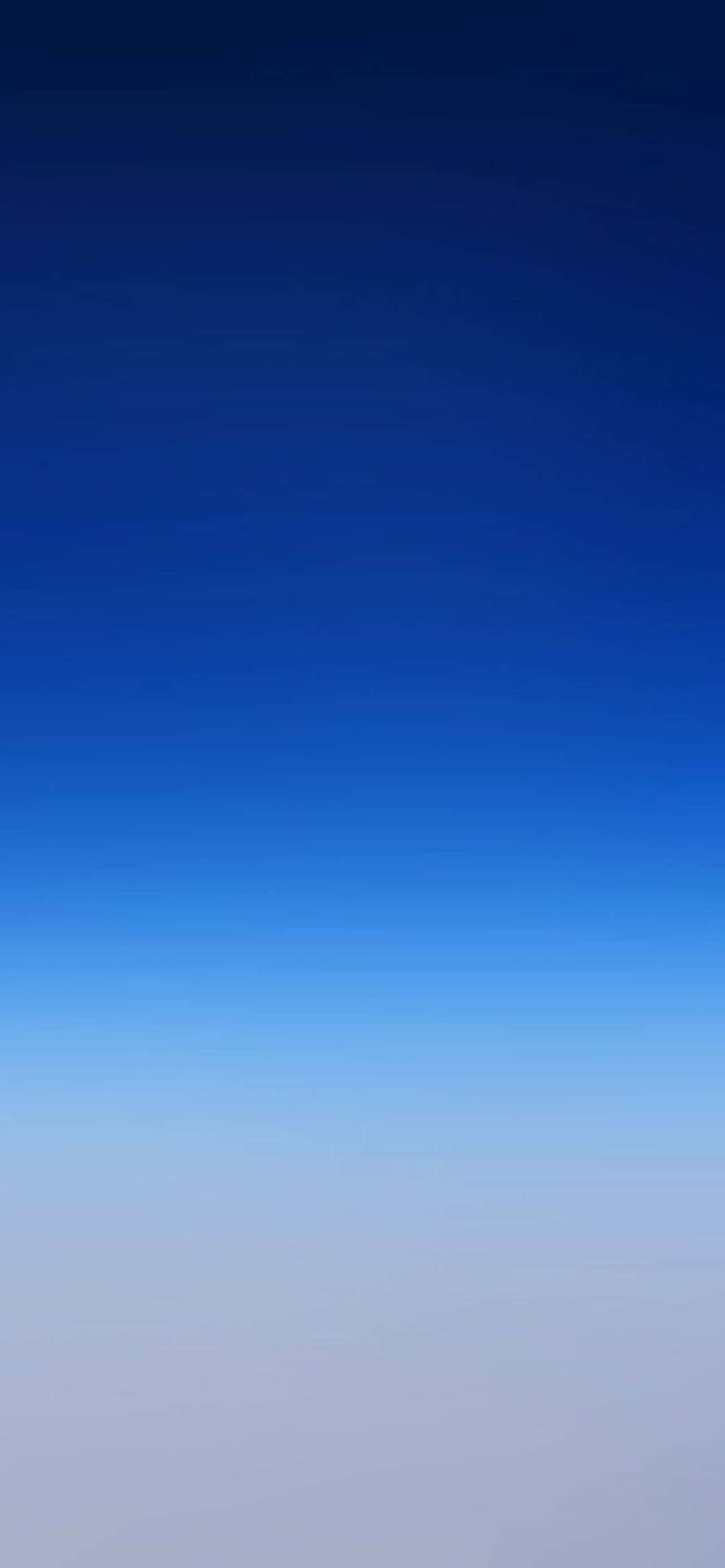 Blue iPhone 桌布 壁紙 — 寧靜的漸變天空，從深海軍藍過渡到地平線上的柔和薰衣草色。