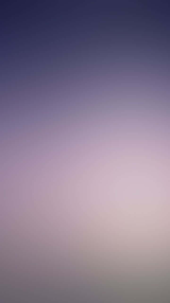 720x1280 桌布 壁紙 — 寧靜的漸變天空，從深紫色過渡到柔和的薰衣草色和淡粉色。