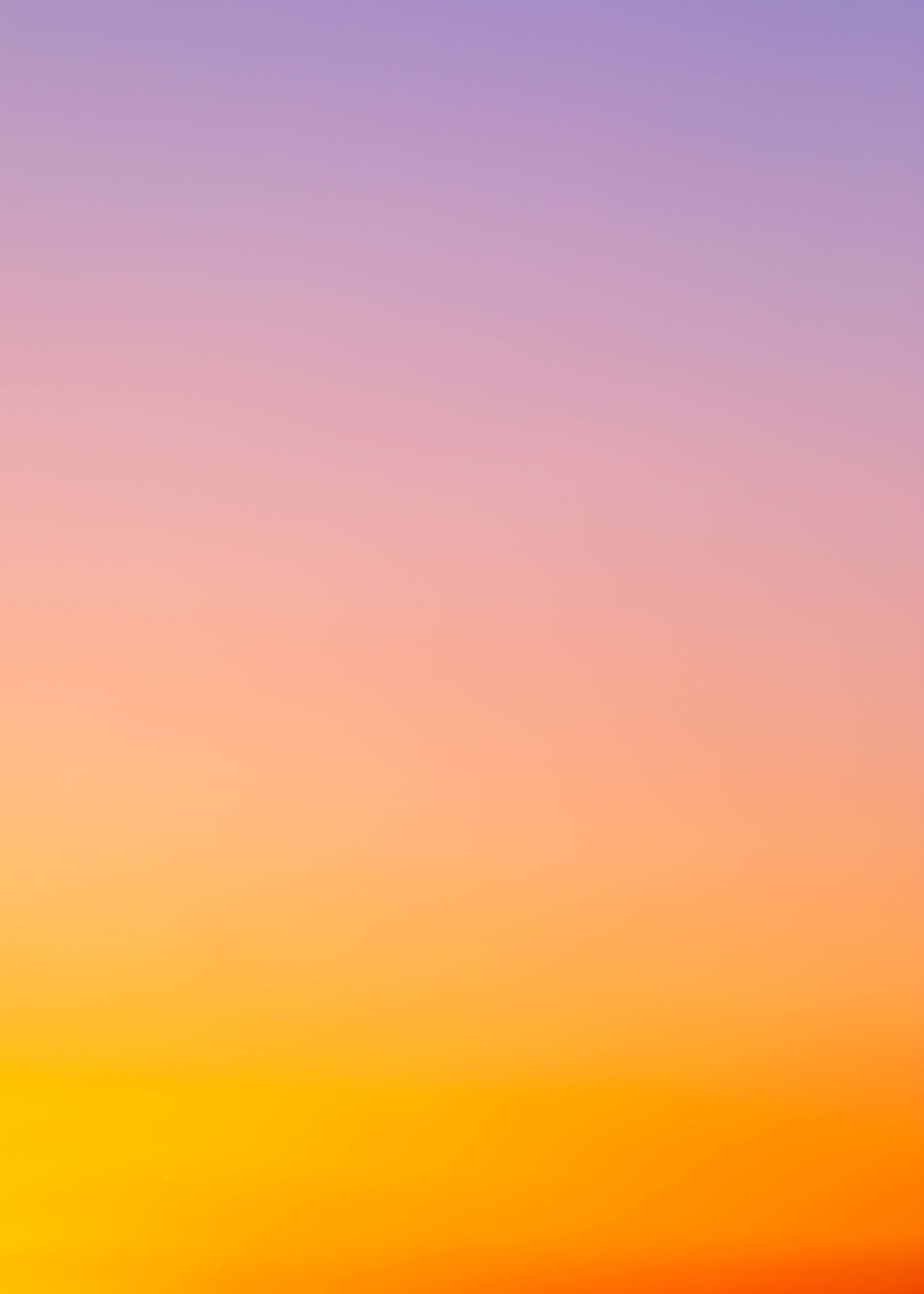 Yellow Gradient 桌布 壁紙 — 寧靜的漸變天空在日落時從柔和的薰衣草色過渡到溫暖的橙色和黃色。