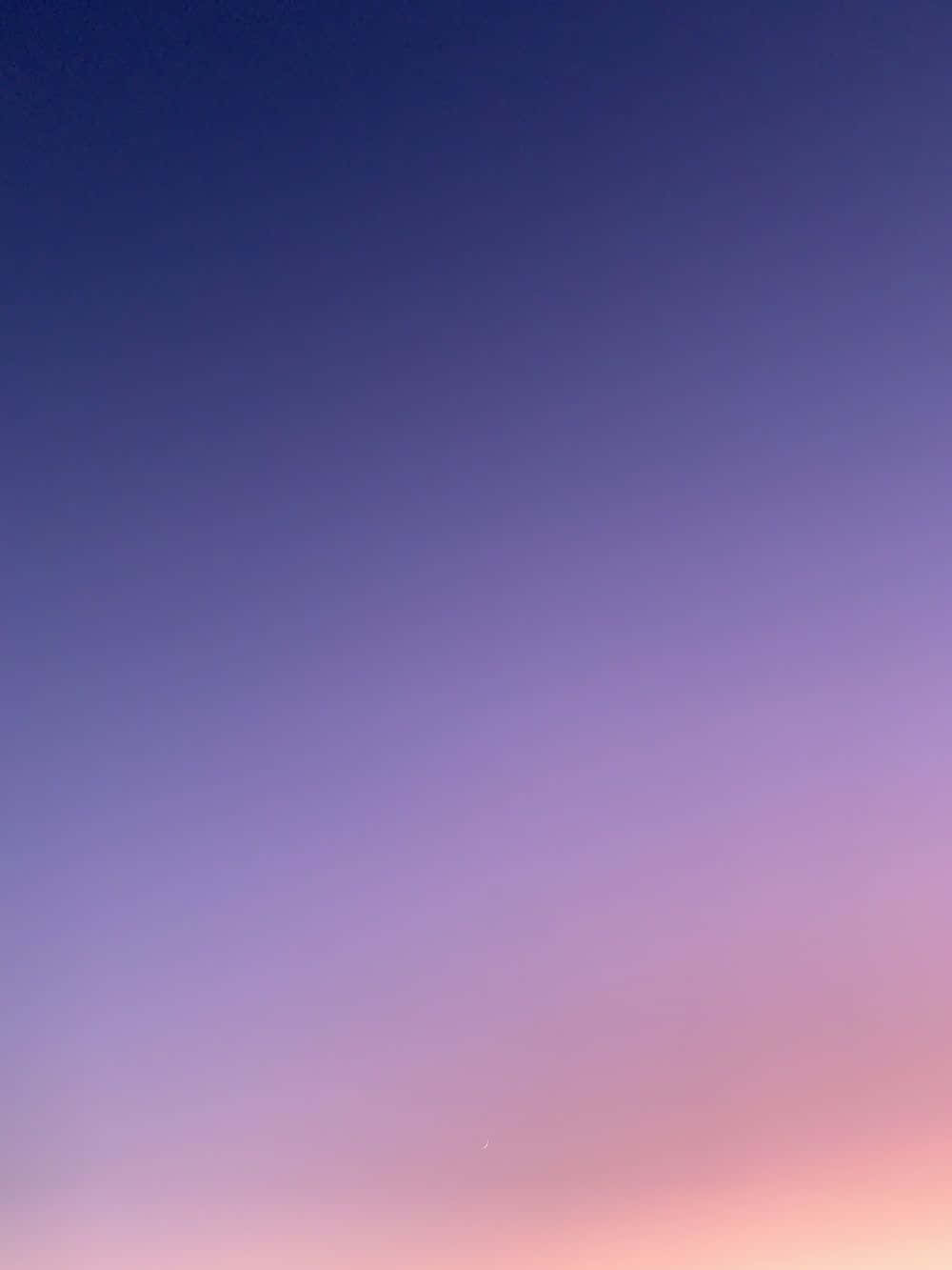 Aesthetic One Color 桌布 壁紙 — 寧靜的漸變天空在日落時從深藍色過渡到柔和的粉紅色，伴隨著淡淡的彎月。