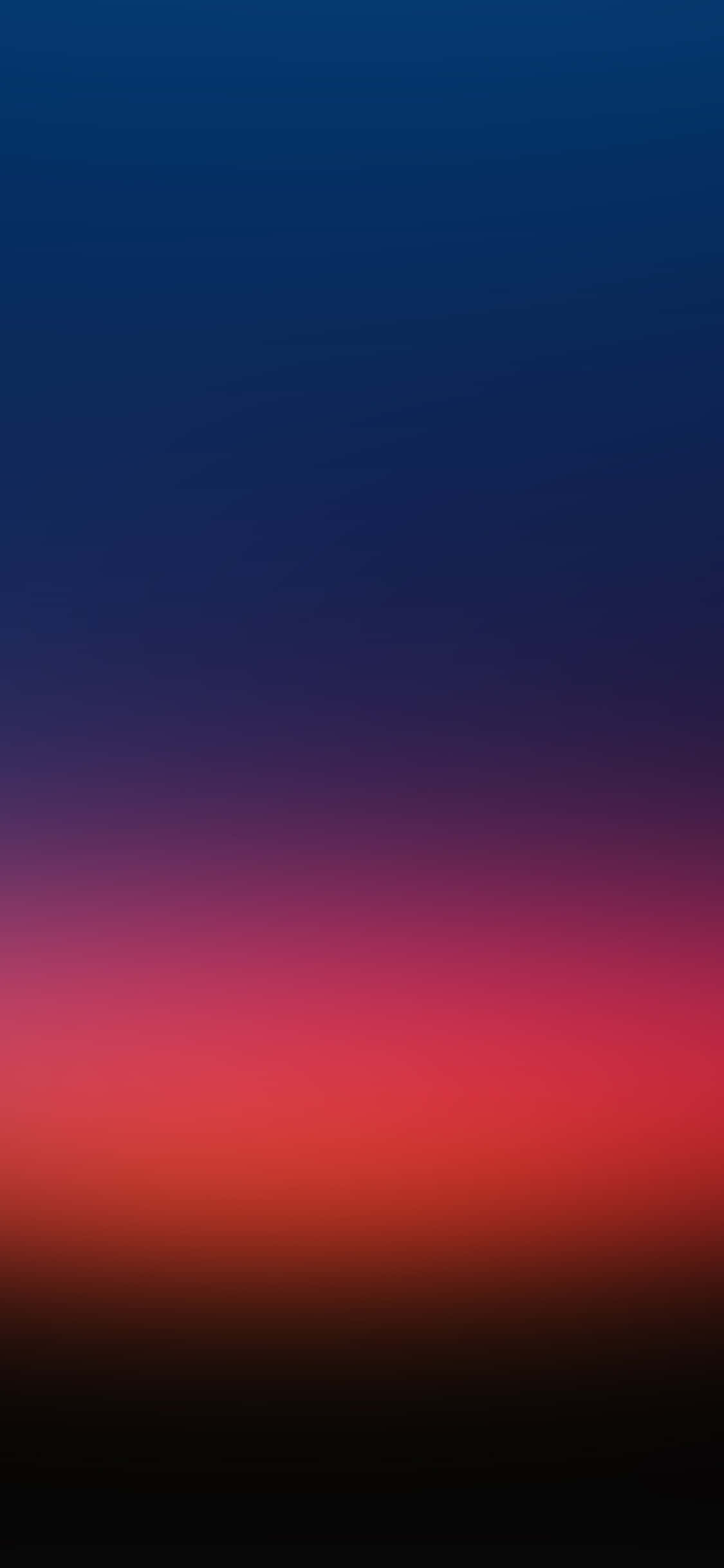 Red And Blue iPhone 桌布 壁紙 — 寧靜的漸變天空從深藍色過渡到火紅色和黑色，喚起寧靜的暮色地平線。