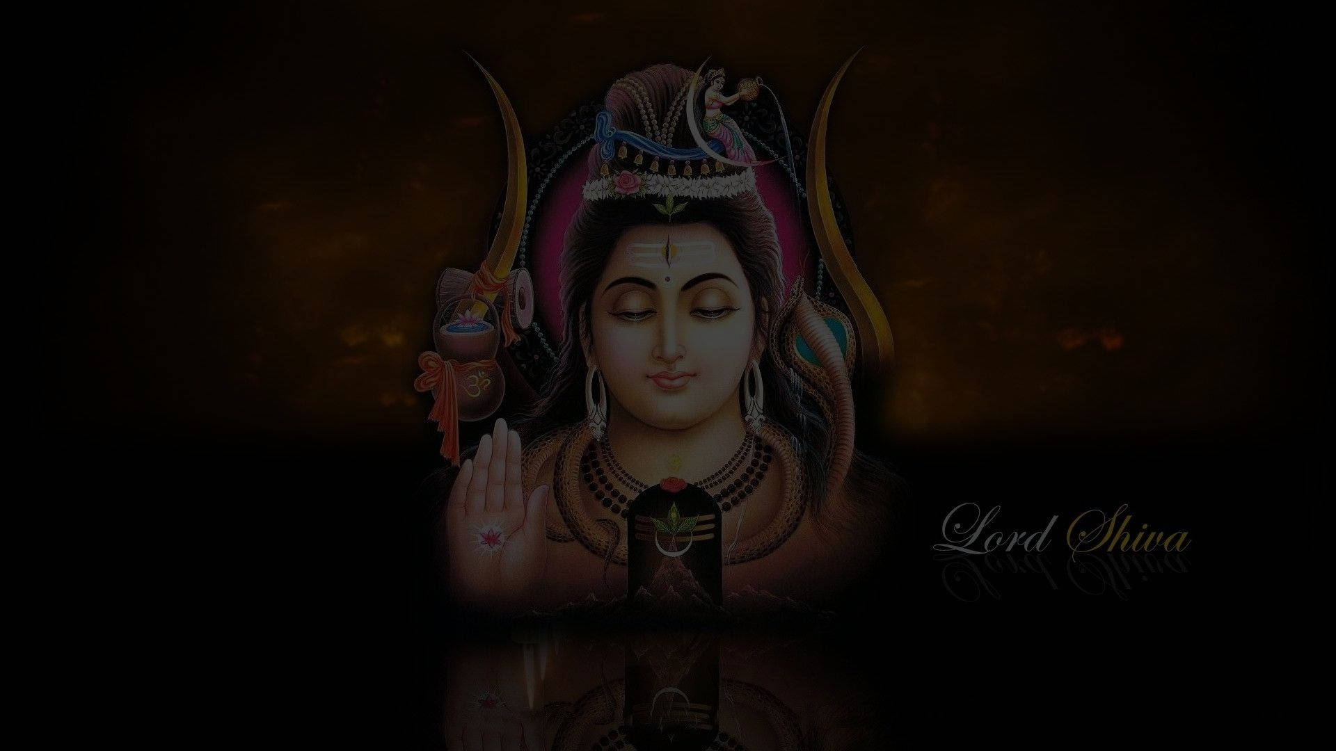 shiva dark 桌布 壁紙 — 寧靜的濕婆神描繪，閉著眼睛，佩戴神聖珠寶和新月皇冠，背景黑暗發光。