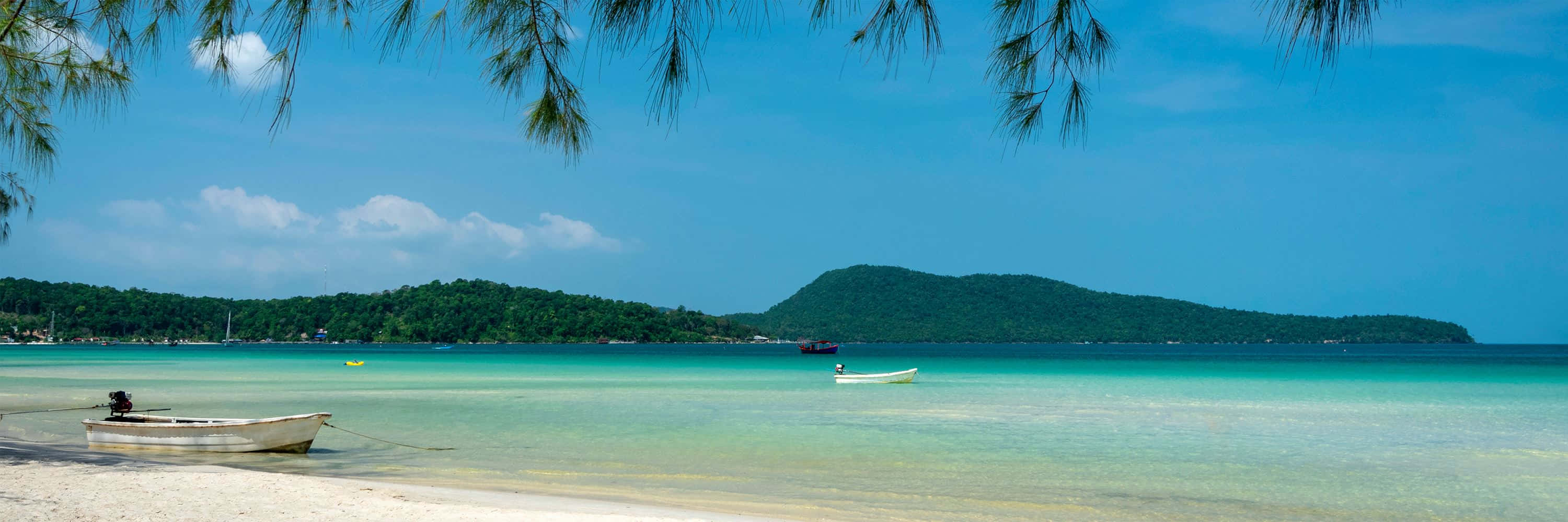 Beach Holiday 桌布 壁紙 — 寧靜的熱帶海灘，碧綠的海水，一艘白色小船停靠在岸邊，棕櫚葉環繞，藍天白雲。