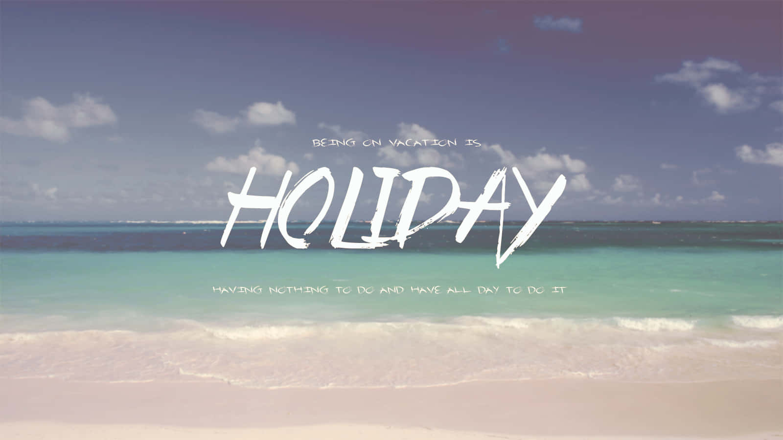 Beach Holiday 桌布 壁紙 — 寧靜的熱帶海灘，碧綠的海水和柔軟的白沙，部分多雲的天空下覆蓋著粗體白色文字。