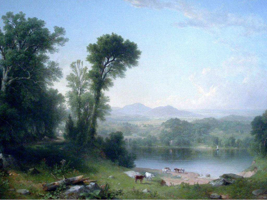 Painting 桌布 壁紙 — 寧靜的田園風光，牛群在平靜的湖邊吃草，周圍是茂密的樹木和遠處連綿起伏的山丘，天空柔和湛藍。
