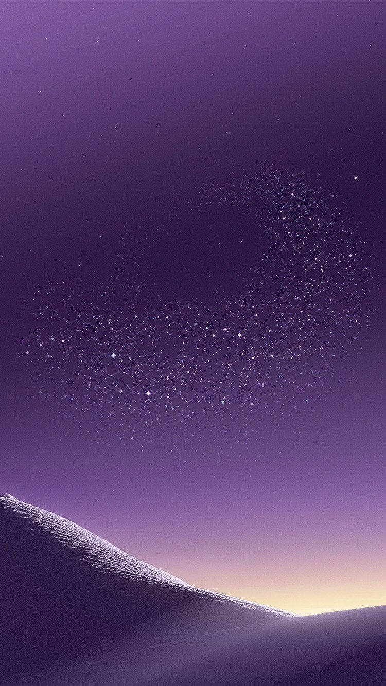 山景 桌布 壁紙 — 寧靜的紫色暮色天空佈滿閃爍的星星，拱形籠罩在平滑的積雪山脊上。