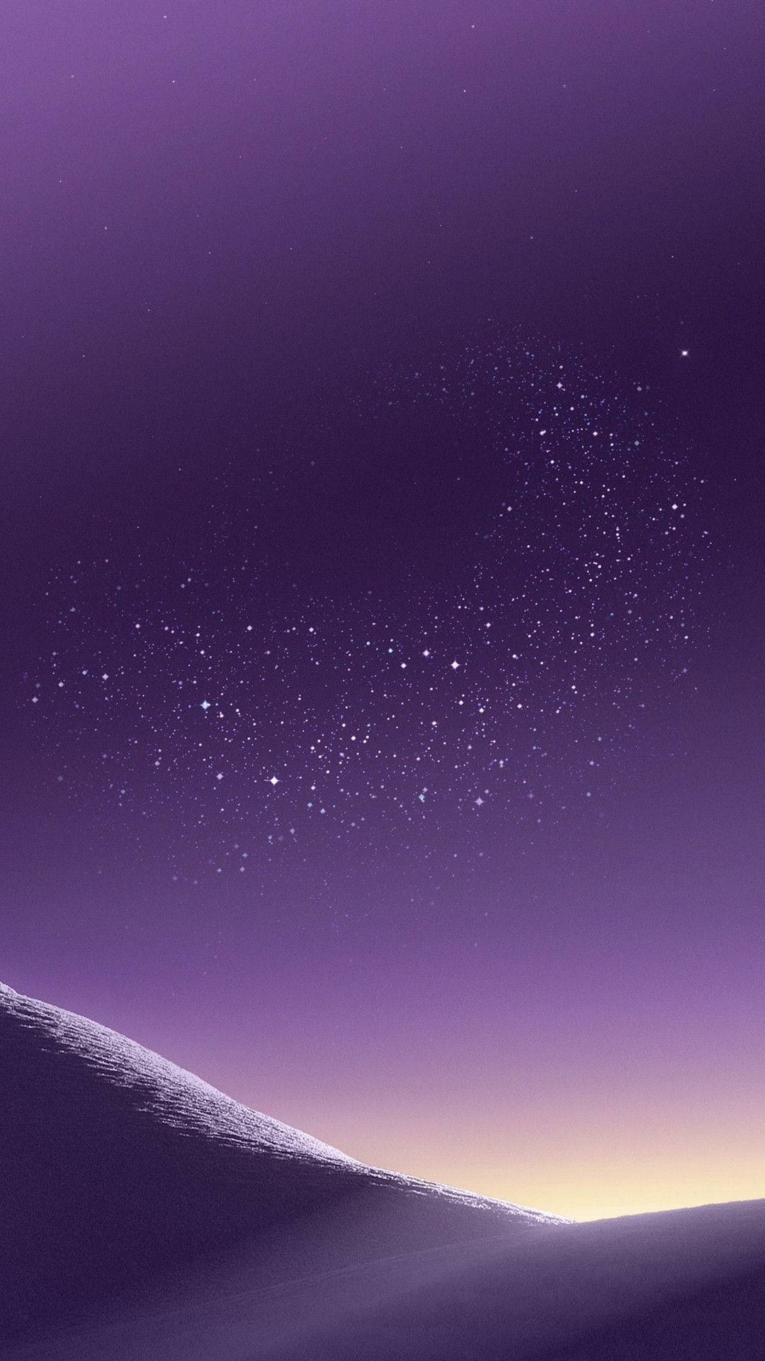 Starry Sky 桌布 壁紙 — 寧靜的紫色暮色天空佈滿閃爍的星星，拱形籠罩在積雪的山脊上。