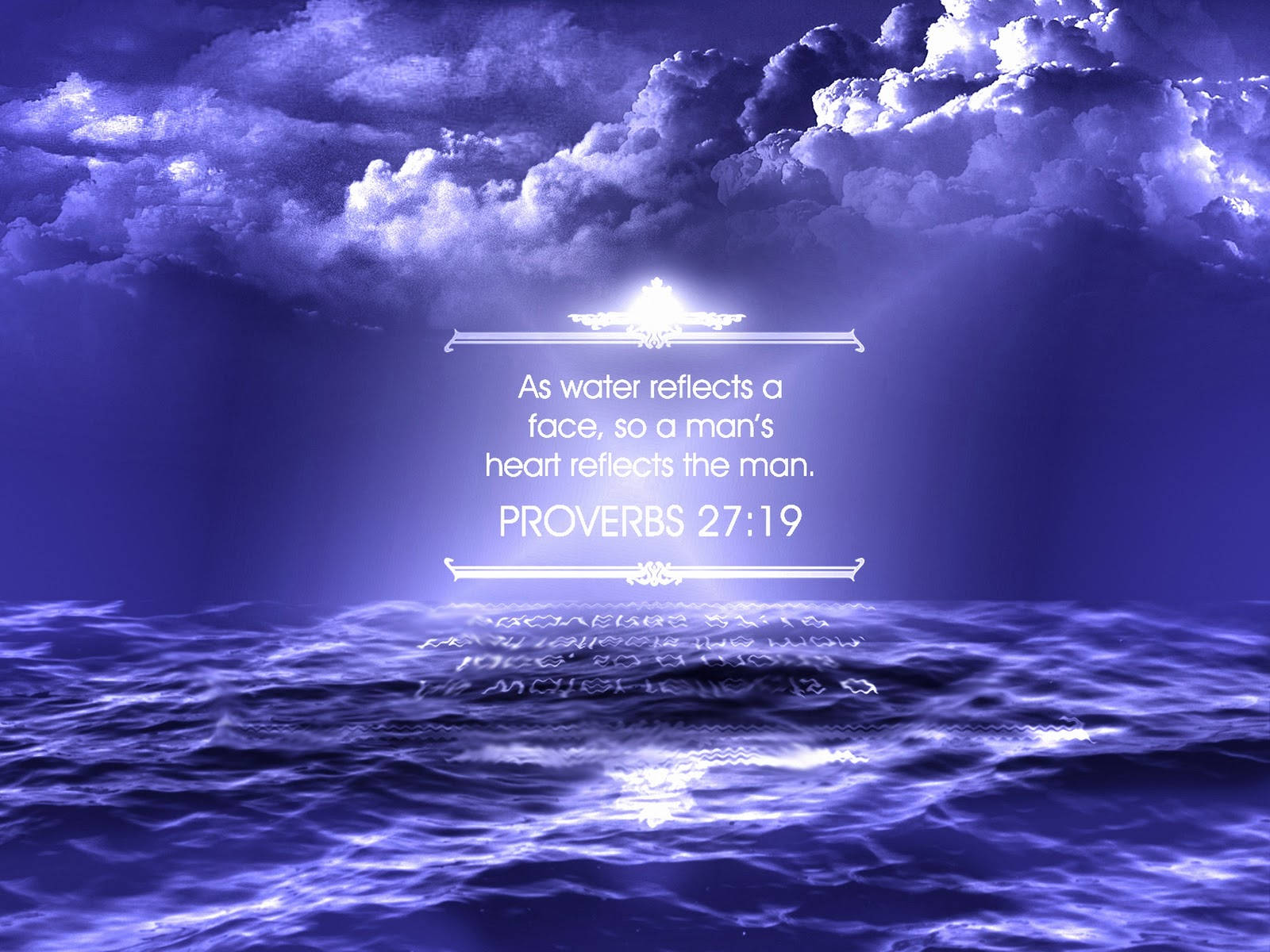 God Quotes 桌布 壁紙 — 寧靜的紫色海洋在戲劇性的多雲天空下反射出閃耀的經文。