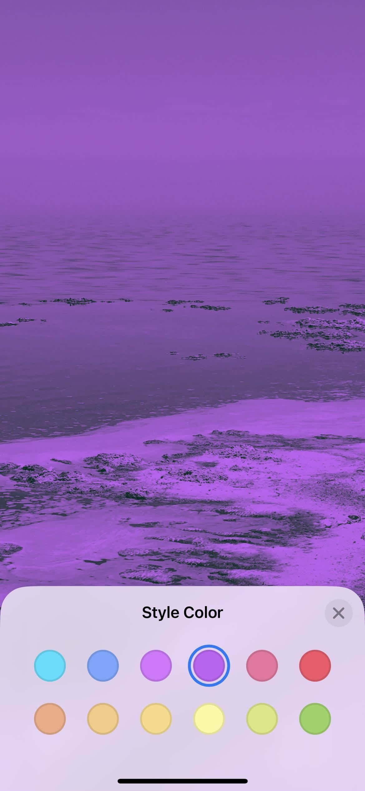 Lilac Color 桌布 壁紙 — 寧靜的紫色調海岸線，平靜的水面，有紋理的濕沙，以及相配的天空。