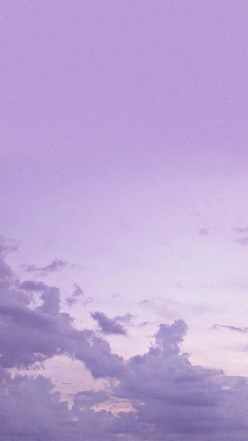 Aesthetic Purple 桌布 壁紙 — 寧靜的薰衣草色天空，柔軟的雲朵在暮色中飄動，散發著柔和的粉彩光輝。