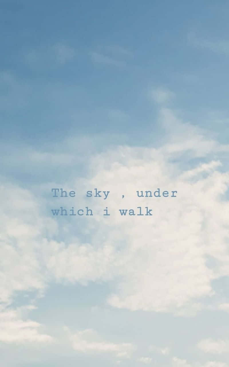 Blue Cloud 桌布 壁紙 — 寧靜的藍天，柔軟的白雲，中央文字寫著「The sky, under which i walk」。