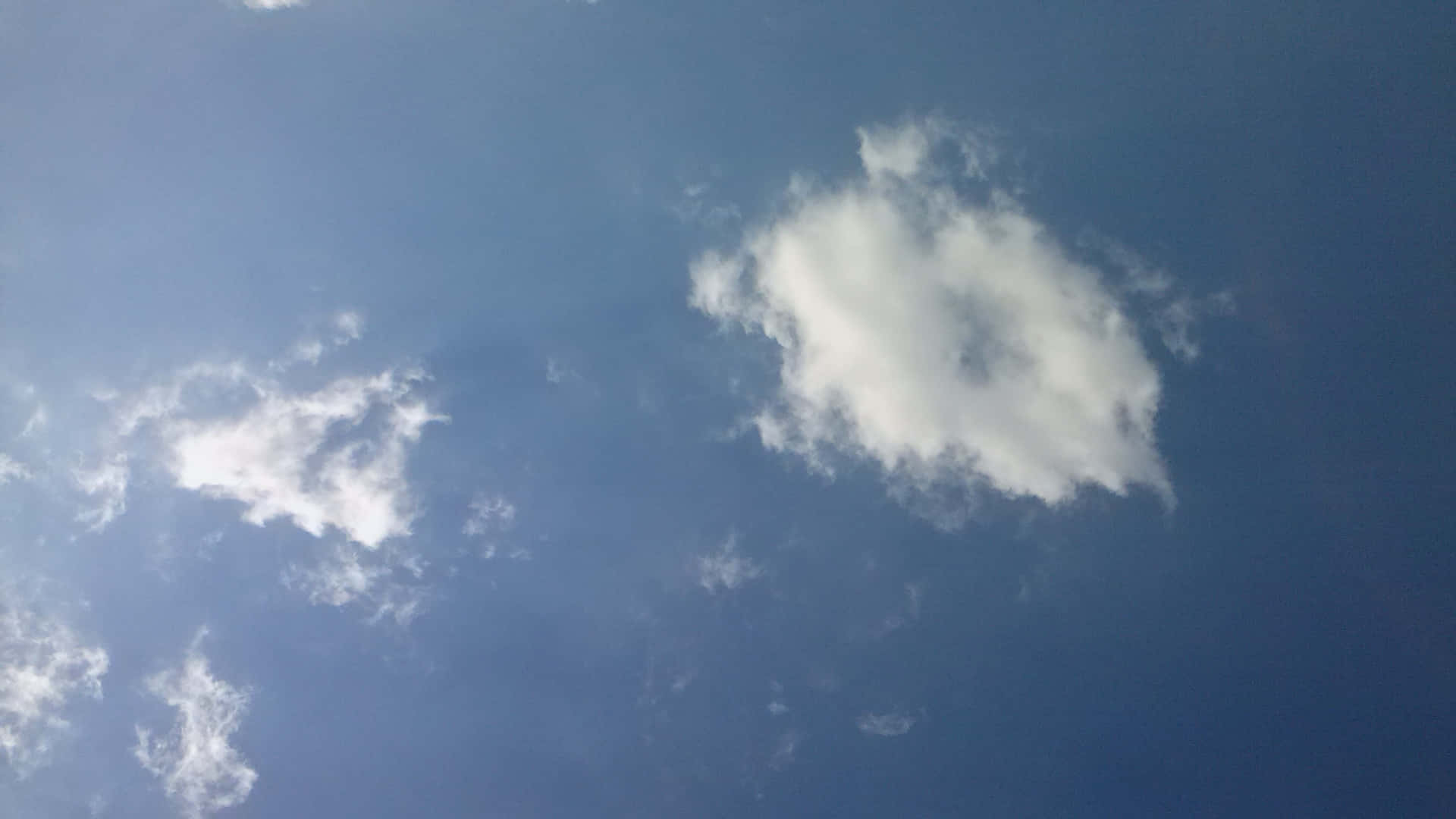 SKY-20 壁紙 — 寧靜的藍天，柔軟的白雲懶洋洋地飄過廣闊的天空。