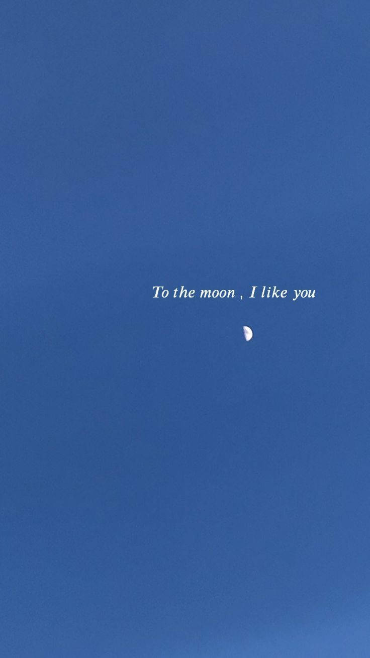 Aesthetic Love 桌布 壁紙 — 寧靜的藍天中有一彎新月，並有白色文字「To the moon, I like you」。