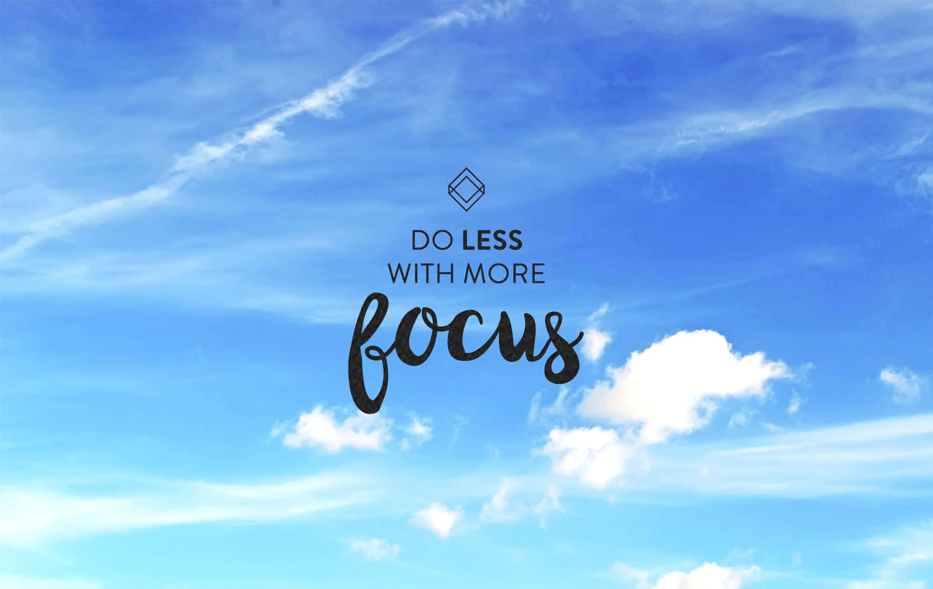 Focus 桌布 壁紙 — 寧靜的藍天有薄薄的雲，用優雅的黑色字體顯示激勵語句「用更多專注做更少的事」。