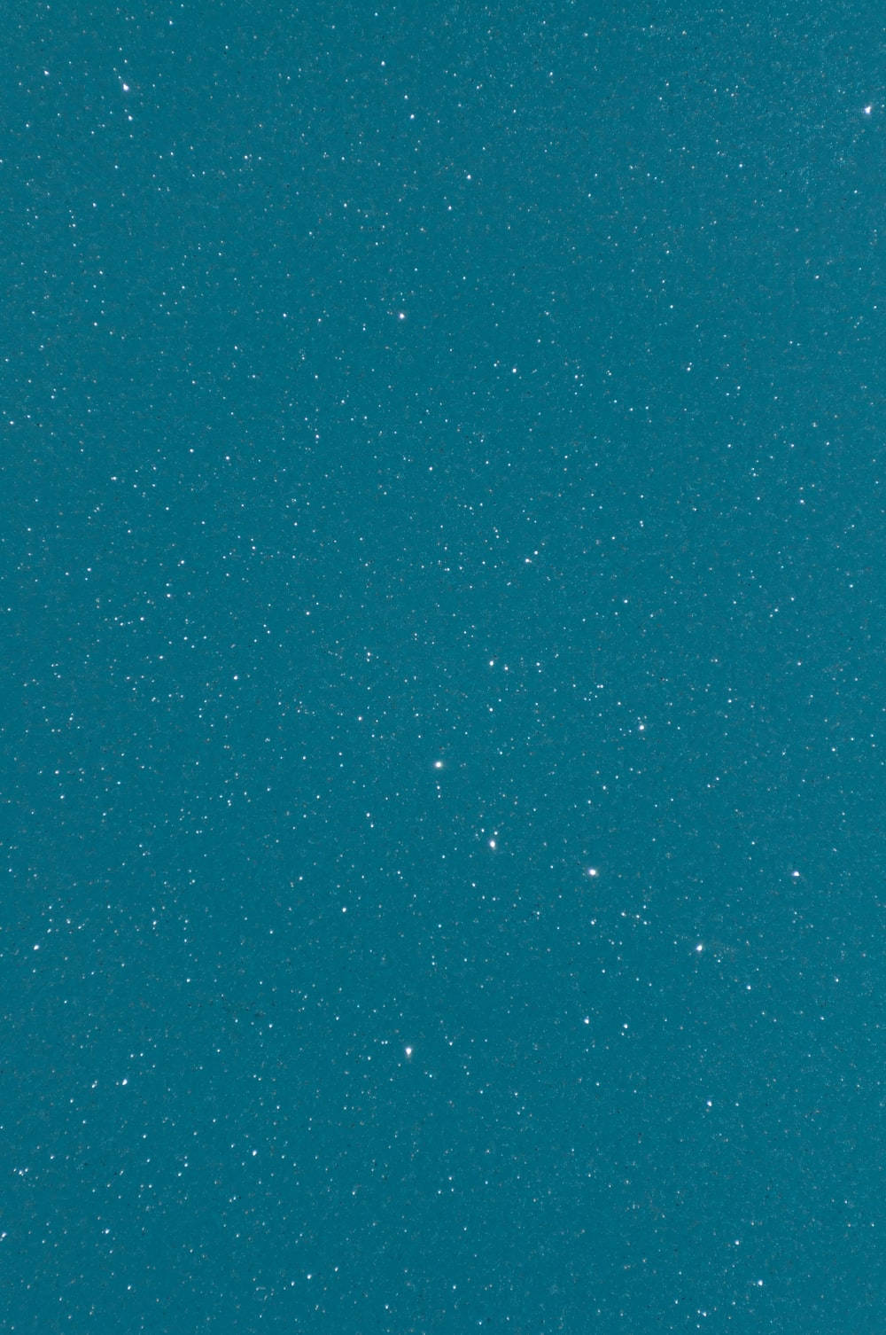 Sparkle 桌布 壁紙 — 寧靜的藍綠色夜空點綴著無數閃爍的星星，營造出平靜的宇宙場景。