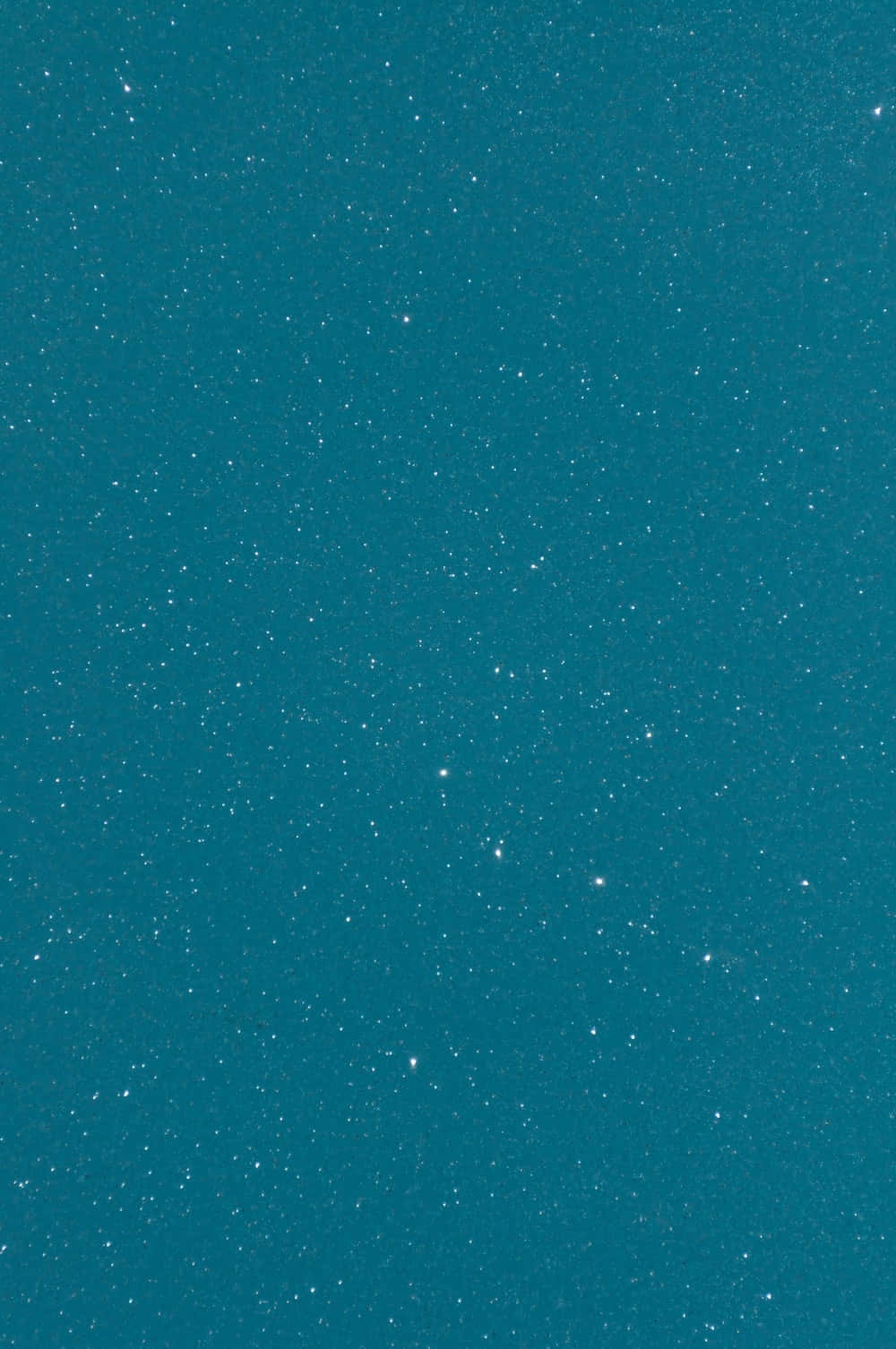 藍色 桌布 壁紙 — 寧靜的藍綠色夜空點綴著無數閃爍的星星，營造出平靜的宇宙場景。