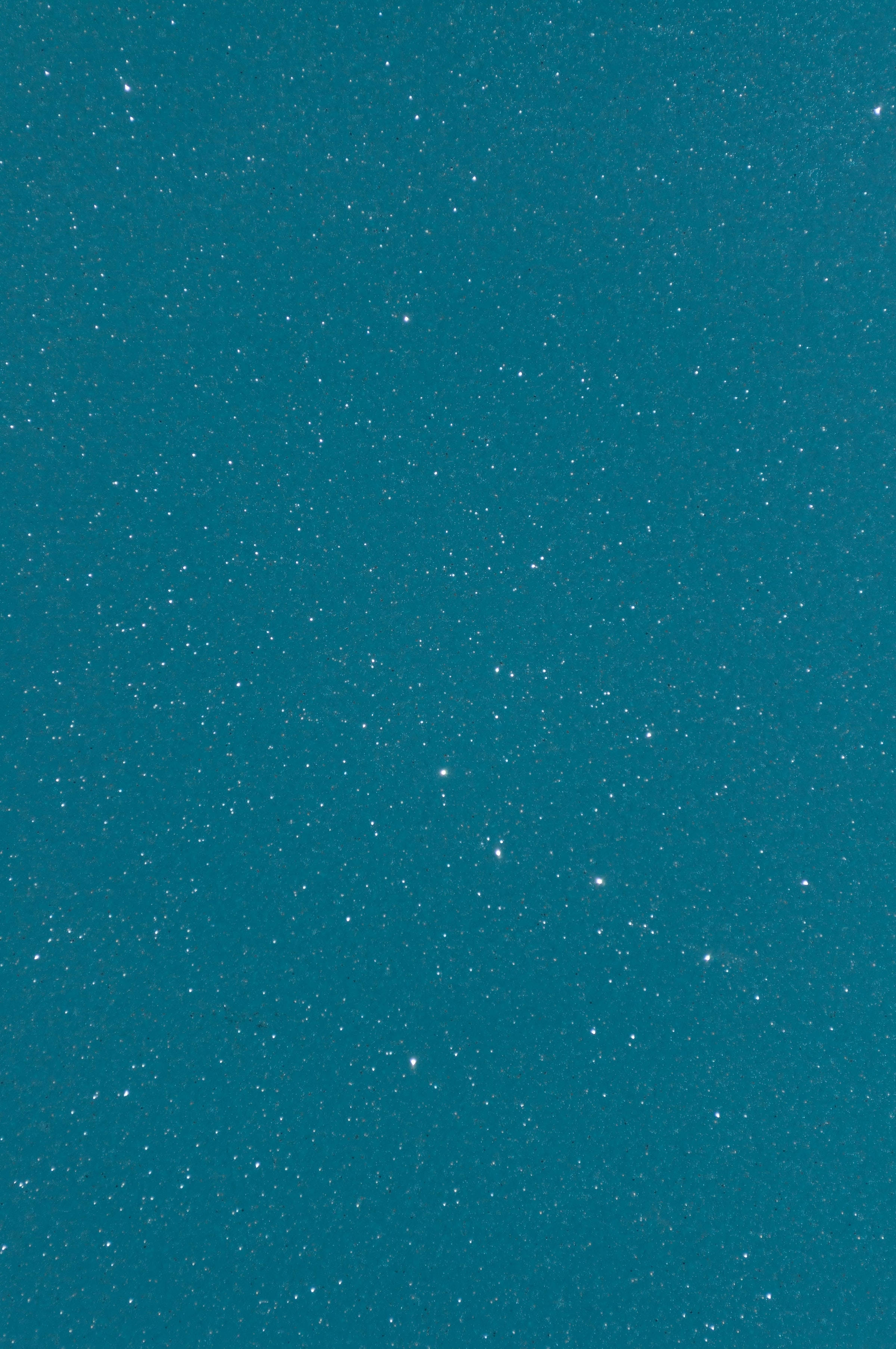 Cute Blue Aesthetic 桌布 壁紙 — 寧靜的藍綠色夜空點綴著無數閃爍的星星，營造出平靜的宇宙背景。