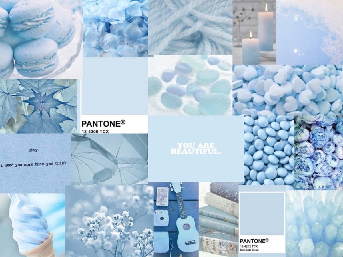 Aesthetic Blue Collage 桌布 壁紙 — 寧靜的藍色調拼貼畫，以馬卡龍、海玻璃、蠟燭和花朵排列成柔和粉彩美學。