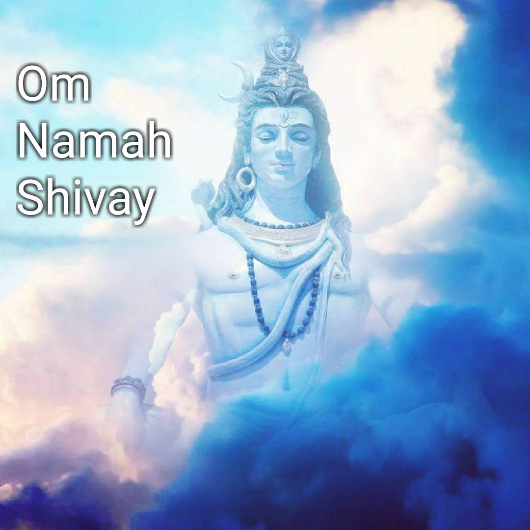 Om Namah Shivaya 桌布 壁紙 — 寧靜的藍色調數位插圖，描繪濕婆神從雲層中浮現，帶有「Om Namah Shivay」文字。