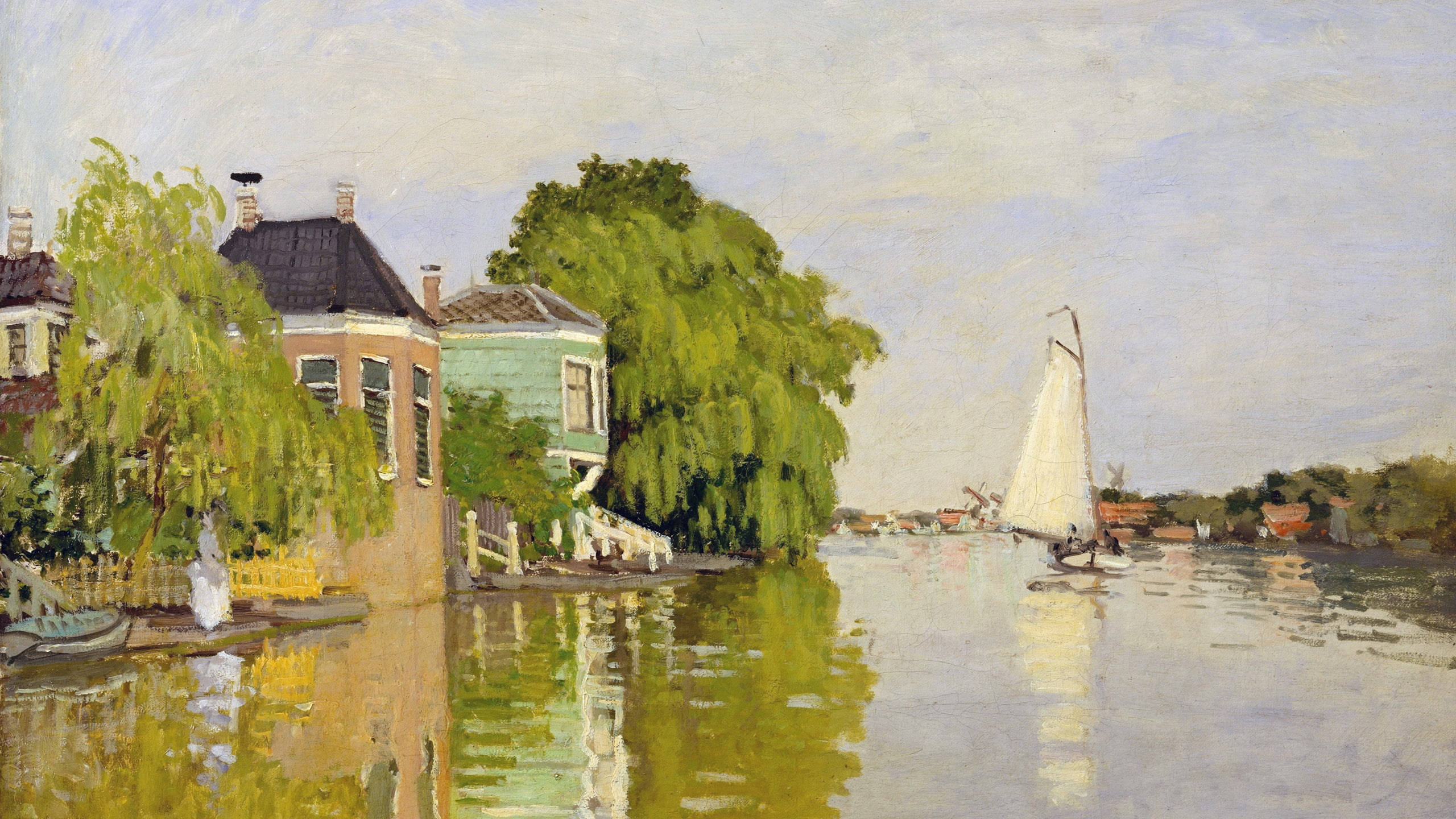 Monet 桌布 壁紙 — 寧靜的運河景色，茂密的綠樹和色彩繽紛的房屋倒映在平靜的水面上，一艘帆船輕輕滑過。