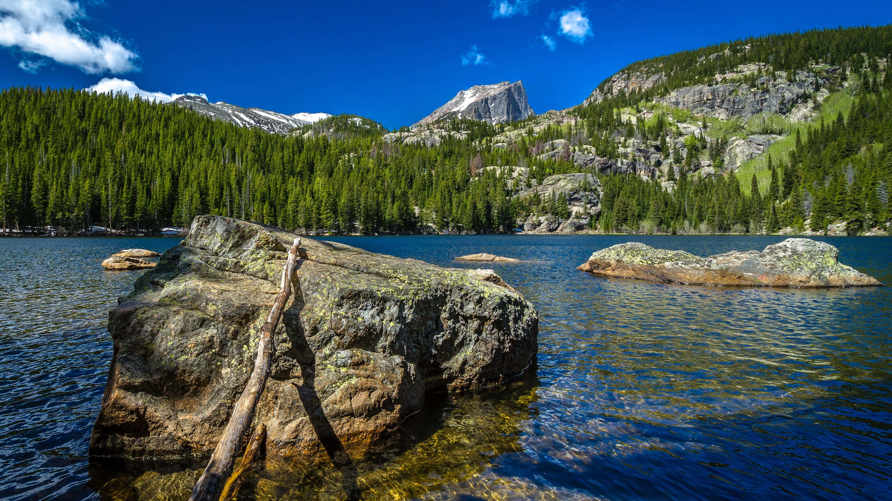 Mountain Landscape 桌布 壁紙 — 寧靜的高山湖泊倒映著燦爛的藍天，堅固的花崗岩和常綠森林環繞著平靜的水面。