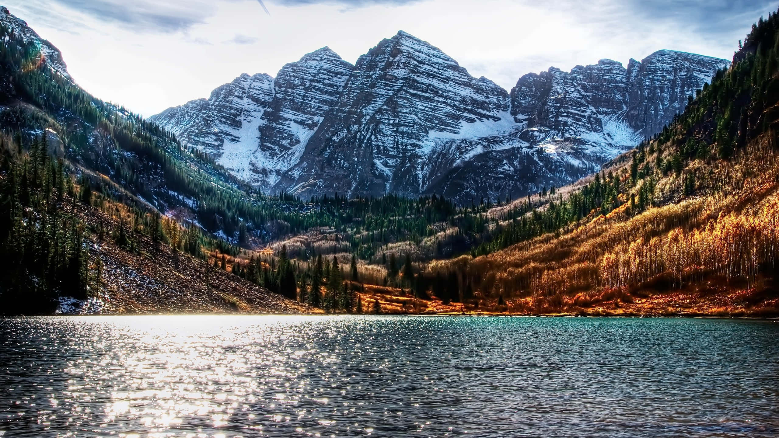 Colorado Mountain 桌布 壁紙 — 寧靜的高山湖泊在明亮的天空下倒映著白雪覆蓋的山峰和金黃色的秋林。