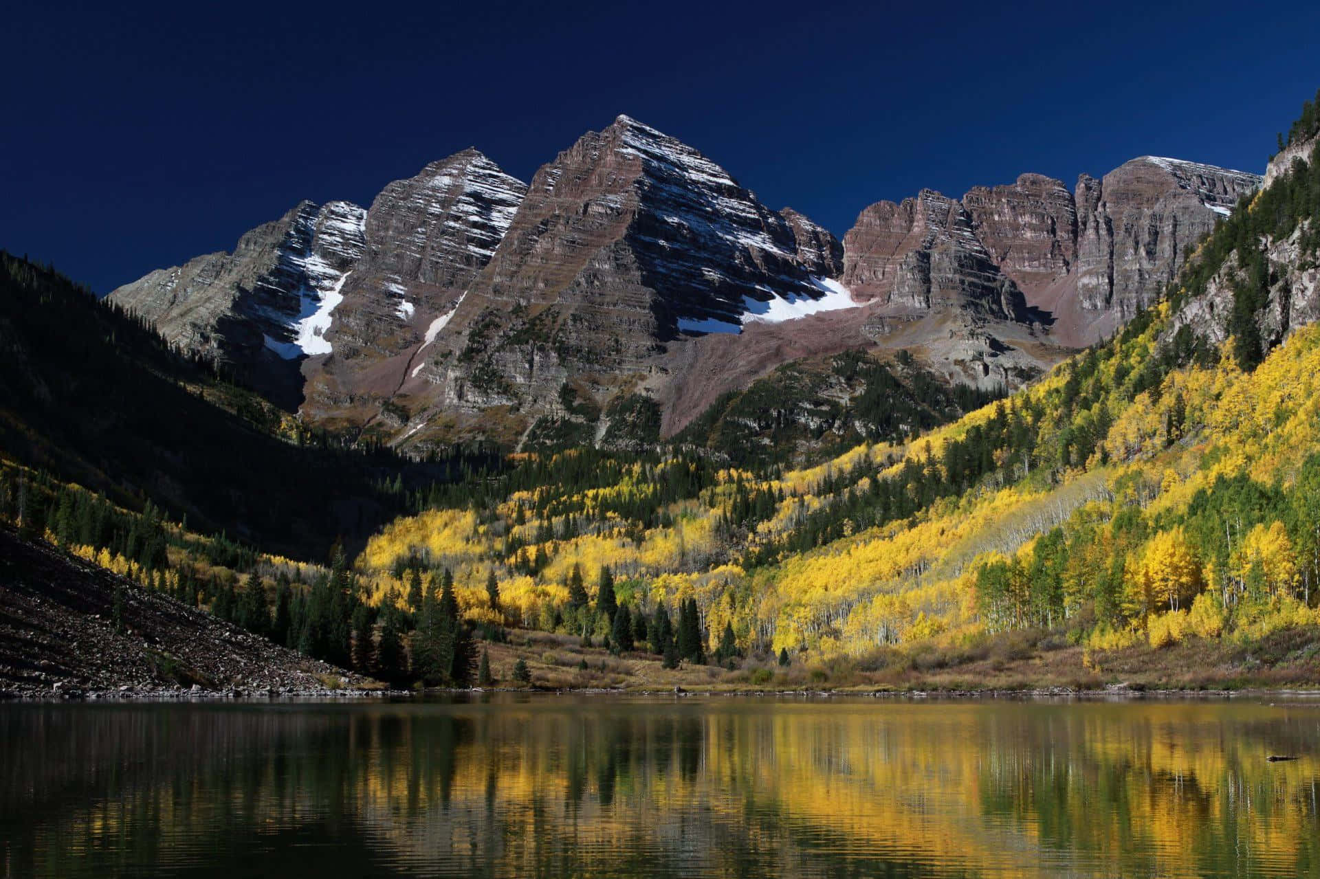 Aspen Colorado 桌布 壁紙 — 寧靜的高山湖泊映照著積雪的山峰和金色的白楊林，天空湛藍深邃。