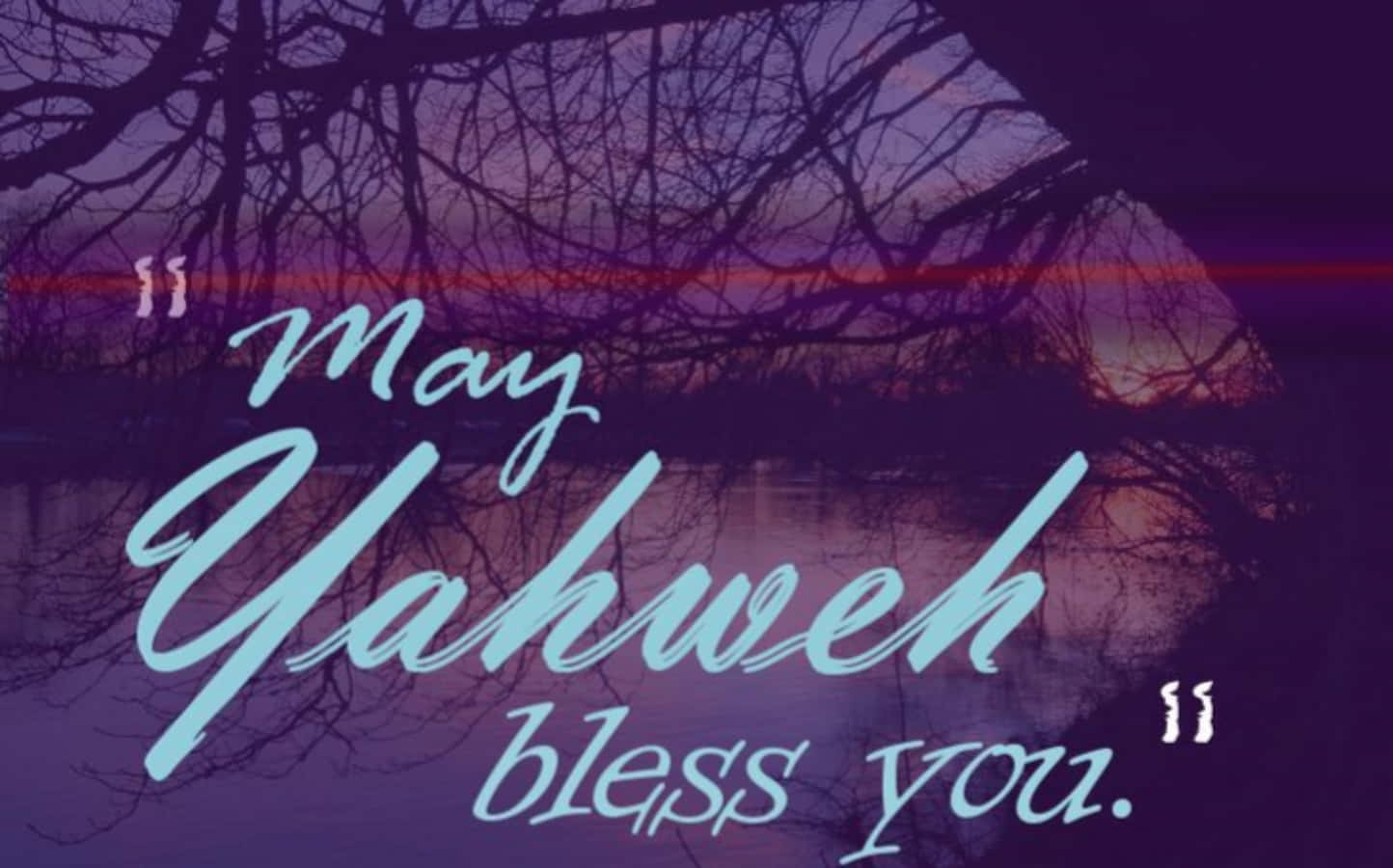 Yahweh 桌布 壁紙 — 寧靜的黃昏場景，光禿的樹枝在紫色天空下形成剪影，上面覆蓋著優雅的手寫文字「願耶和華賜福給你。」