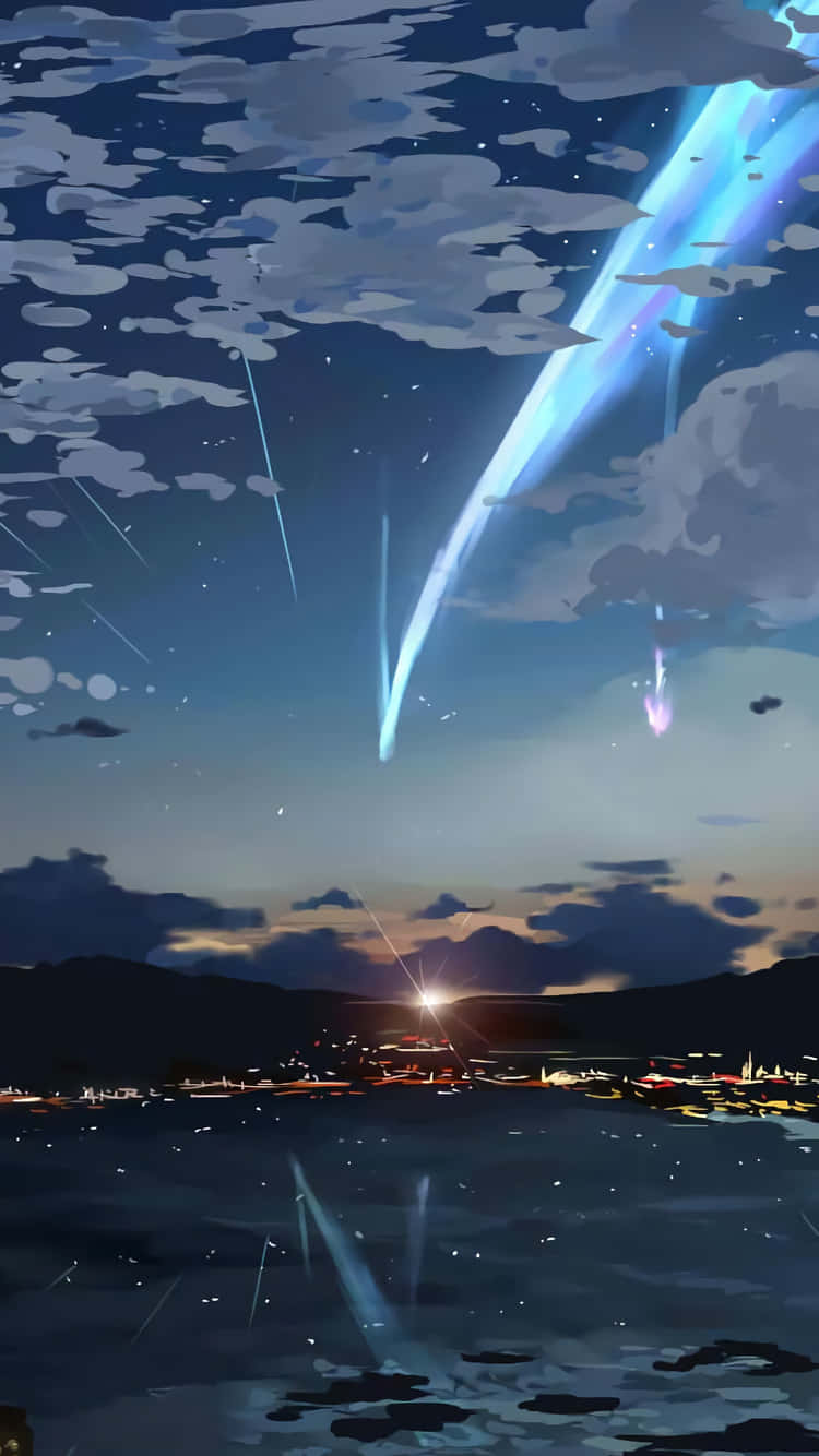 桌布 壁紙 — 寧靜的黃昏場景，平靜的湖面上，流星在雲層密佈的天空中劃過，遠方山巒和燈光閃爍。