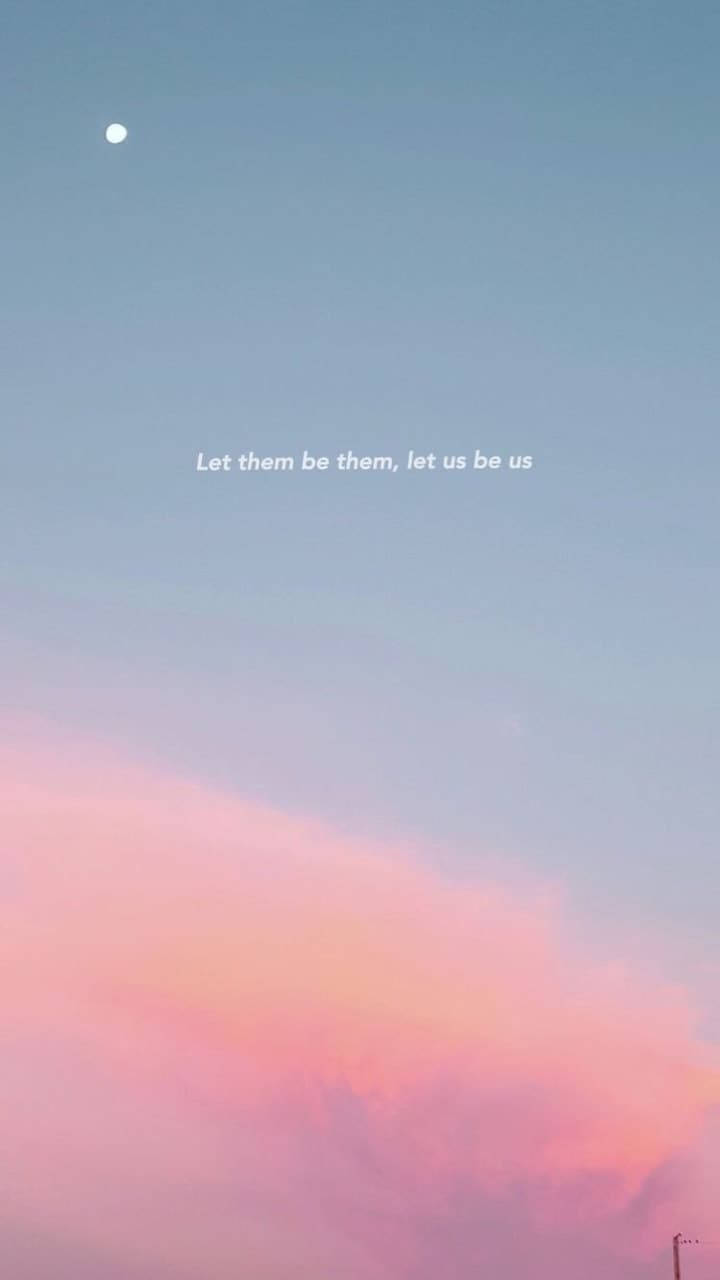 Calm Aesthetic 桌布 壁紙 — 寧靜的黃昏天空，帶有柔和的粉紅色和藍色色調，以及一輪白色的月亮，上方有淡淡的文字引用。