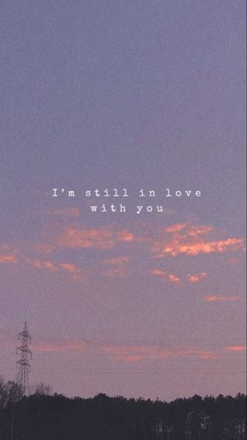Aesthetic Love 桌布 壁紙 — 寧靜的黃昏天空，柔和的粉紅色和紫色雲彩在黑暗的樹線和孤獨的無線電塔之上。