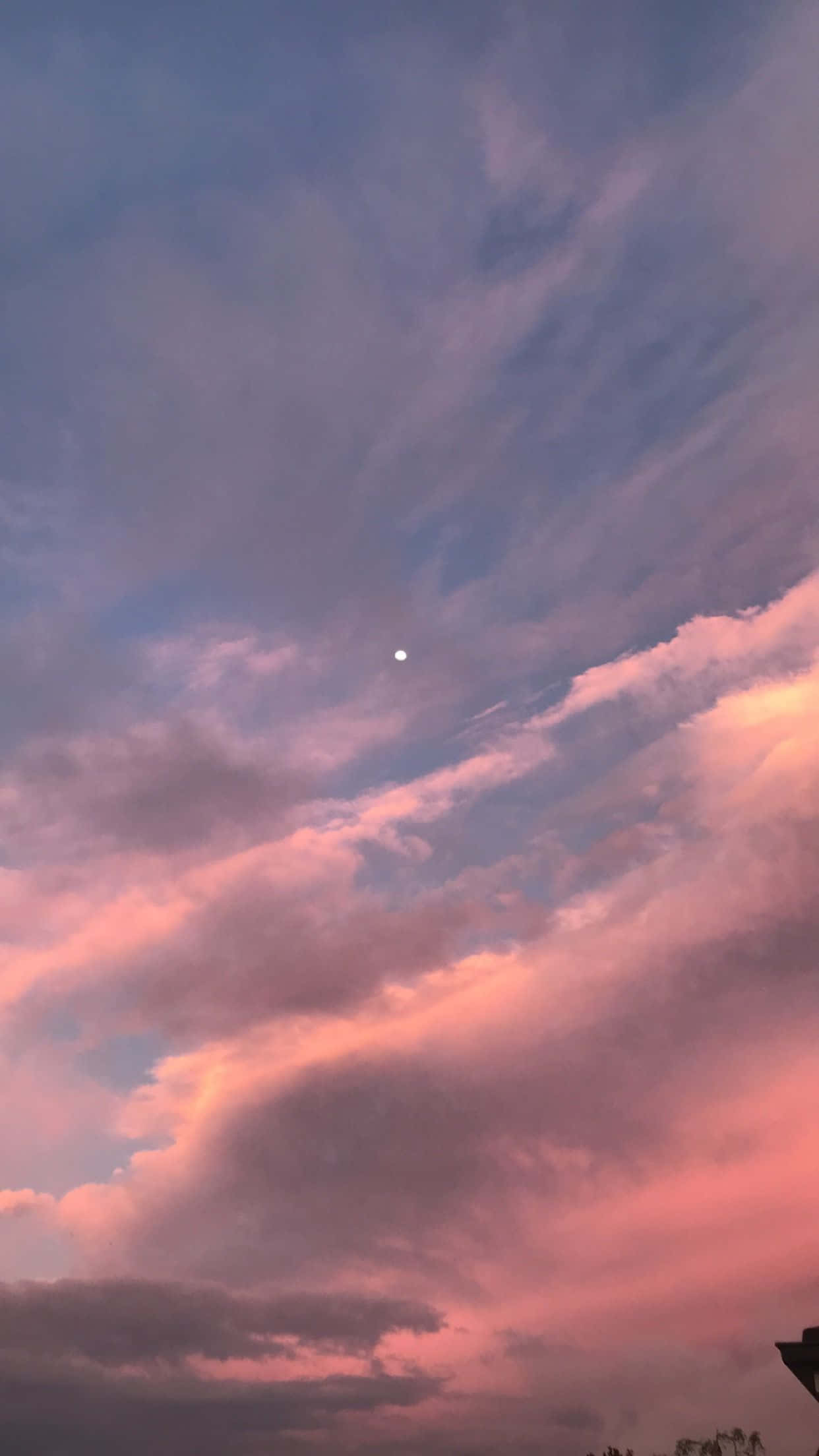 Aesthetic Sky 桌布 壁紙 — 寧靜的黃昏天空，繪有柔和粉紅與紫色雲彩，一輪小月亮在上方發光。
