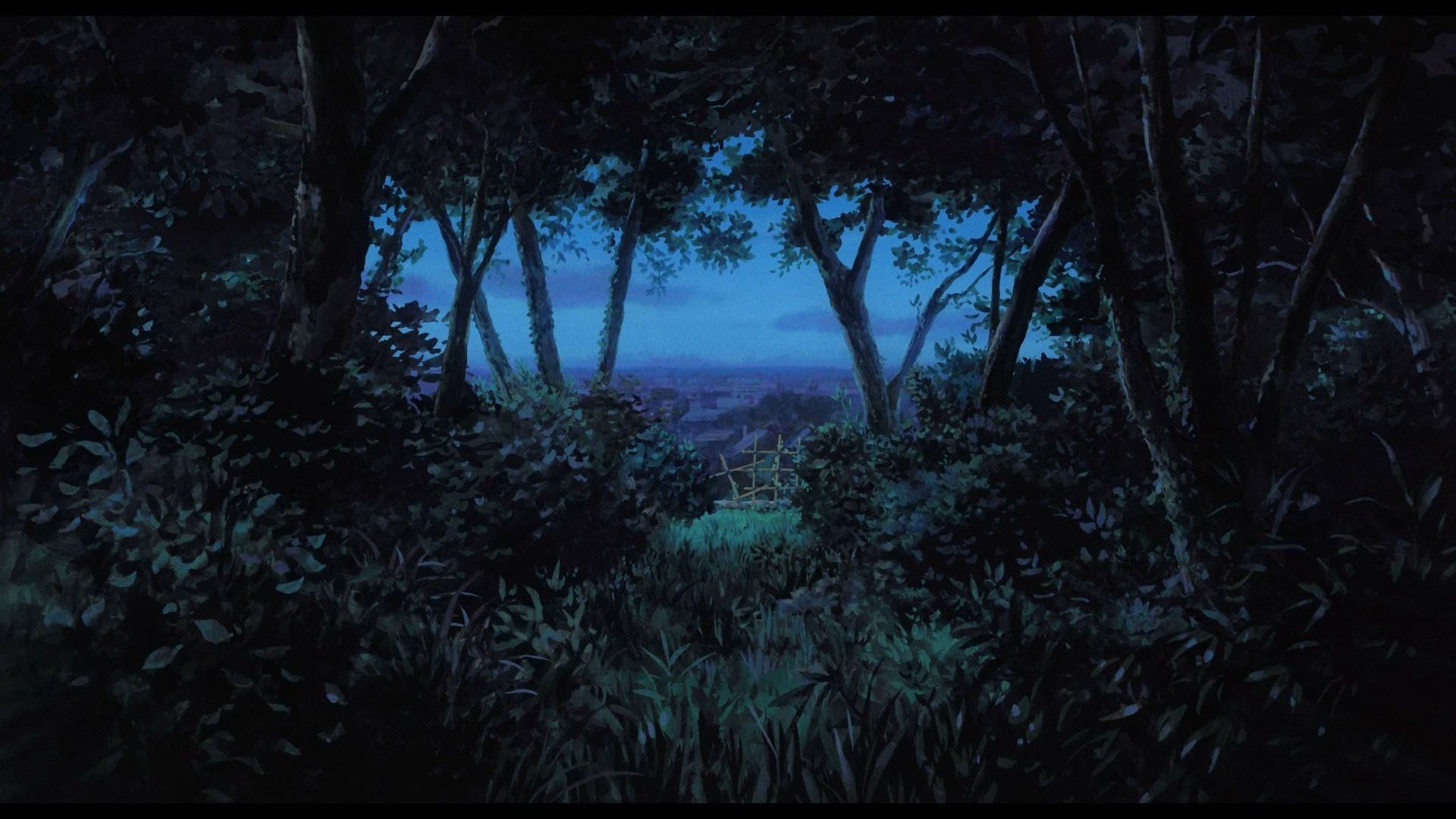 Arrietty 桌布 壁紙 — 寧靜的黃昏森林場景，高大的樹木框出遠處城鎮的景色，天空呈現深藍色。