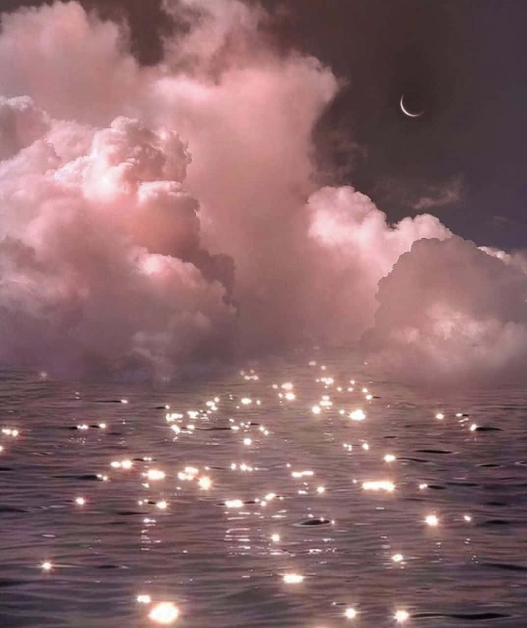 Aesthetic Cloud 桌布 壁紙 — 寧靜的黃昏海景，粉紅色的雲彩和一彎新月映照在閃爍的水面上。
