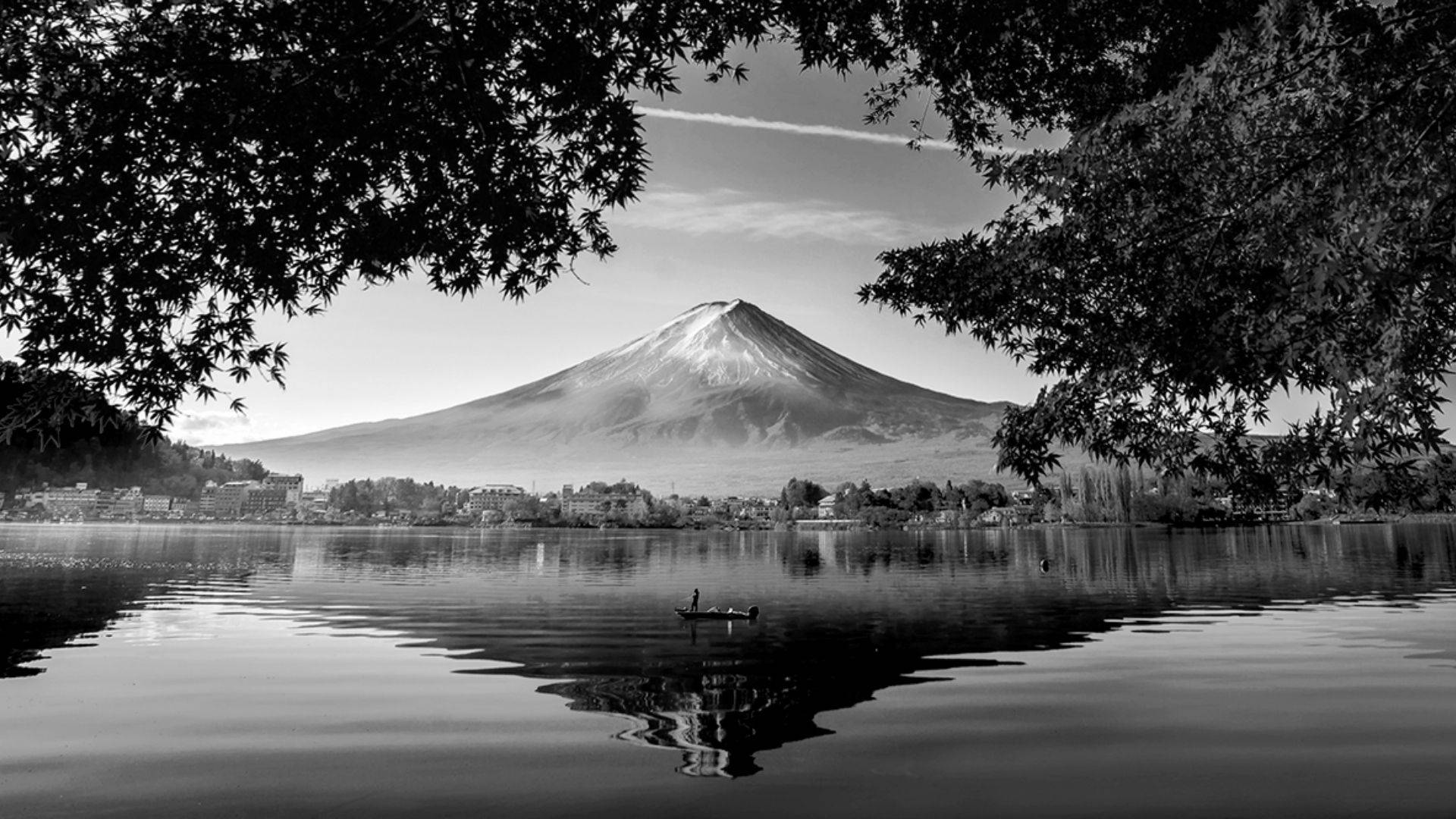黑白藝術 桌布 壁紙 — 寧靜的黑白富士山景色，由樹枝框住，下方平靜的湖面上有一艘孤獨的划艇。