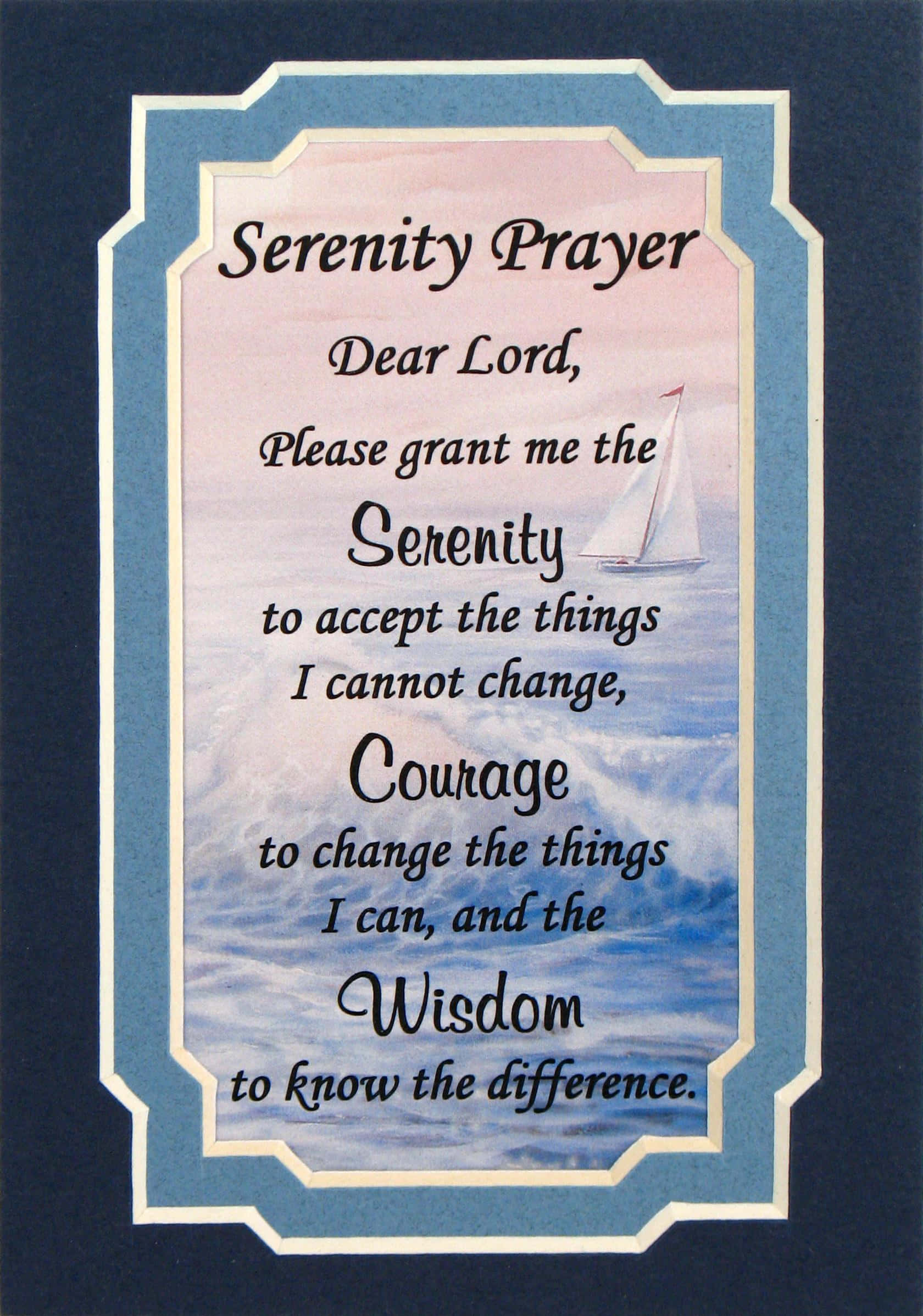 Serenity Prayer 桌布 壁紙 — 寧靜禱文以優雅字體呈現，背景是柔和天空與帆船，並以華麗的藍白邊框裝飾。