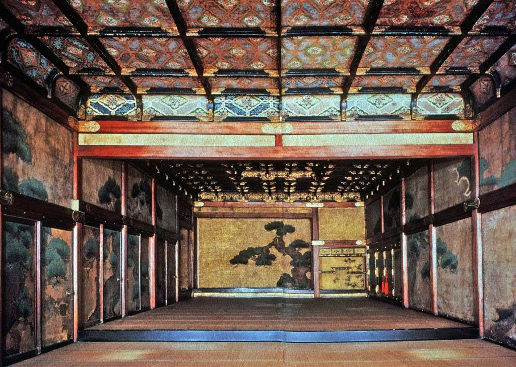 Himeji Castle 桌布 壁紙 — 寬敞的傳統日式房間，帶有華麗的天花板圖案和金色松樹圖案牆板。