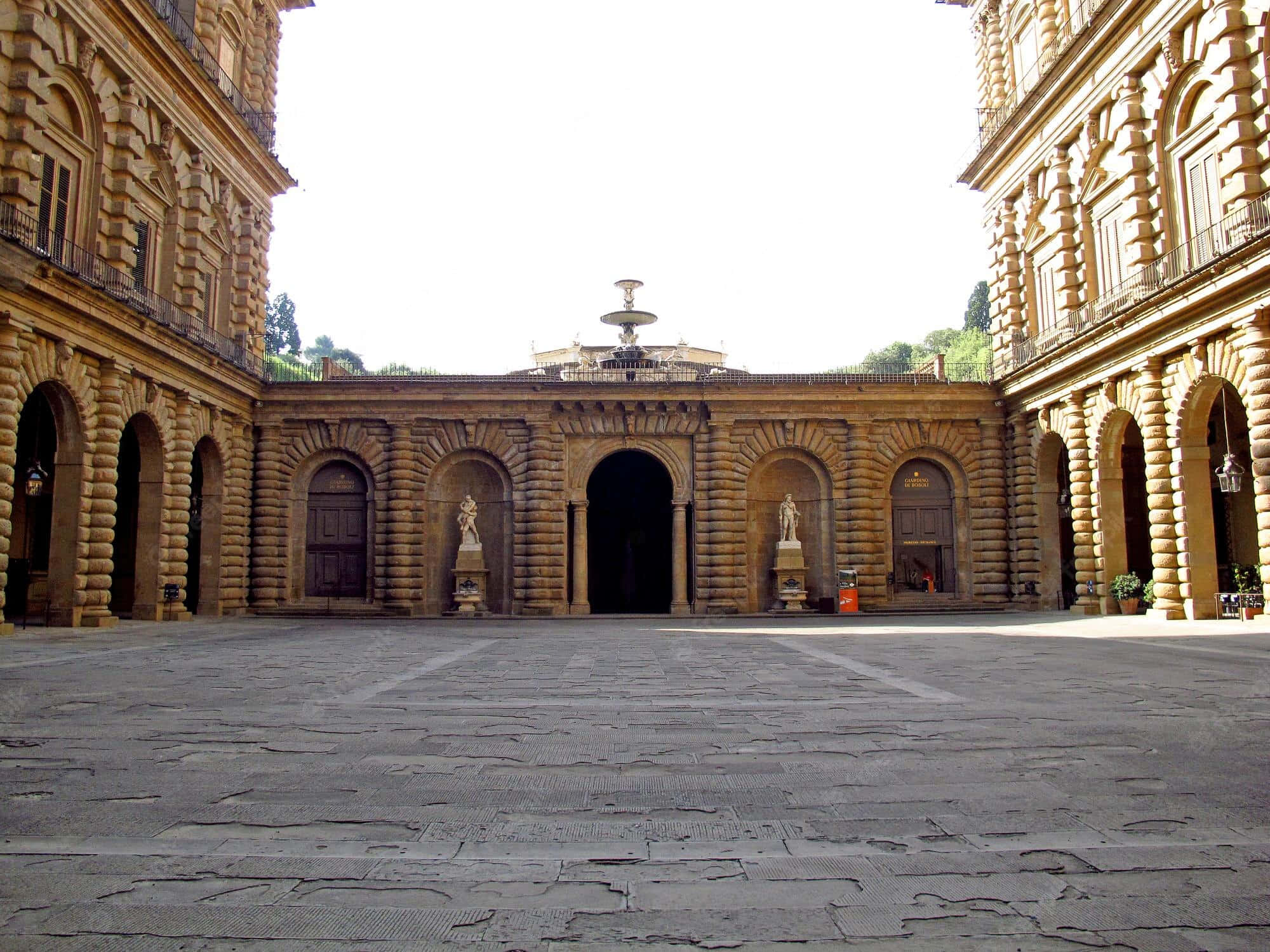 Architecture 桌布 壁紙 — 寬敞的石砌庭院，擁有拱形柱廊和中央噴泉，在明亮的日光下。