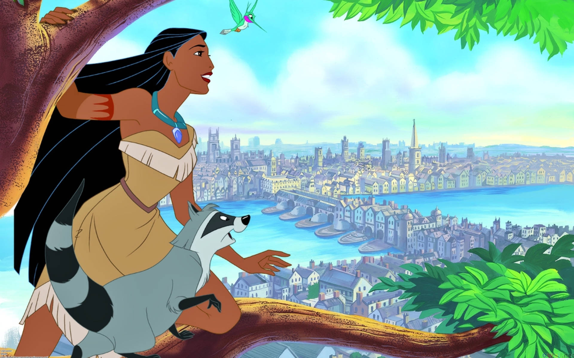 Pocahontas 桌布 壁紙 — 寶嘉康蒂和一隻浣熊棲息在樹枝上，俯瞰著一個充滿活力的沿海城市，有河流和橋樑，天空明亮。