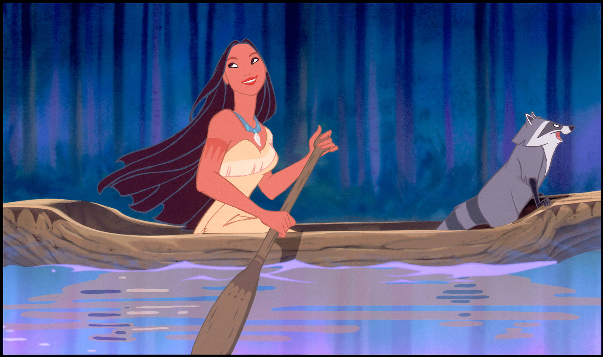 Pocahontas 桌布 壁紙 — 寶嘉康蒂微笑著，與浣熊米糕一起划獨木舟，穿過暮色中寧靜的藍色森林河流。