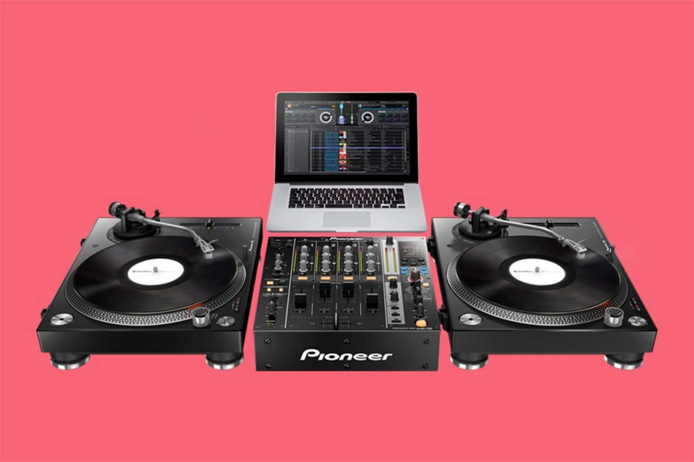 Music Player 桌布 壁紙 — 專業DJ設備，包括兩個唱盤、混音器和筆記型電腦，背景為純粉紅色。