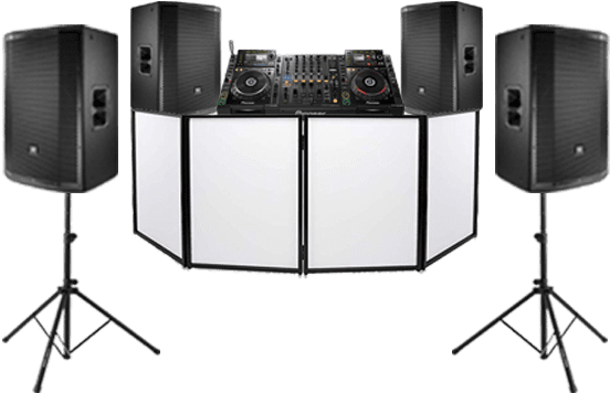 DJ 桌布 壁紙 — 專業DJ設備，包括唱盤、混音器和四個黑色揚聲器支架，背景為純白色。