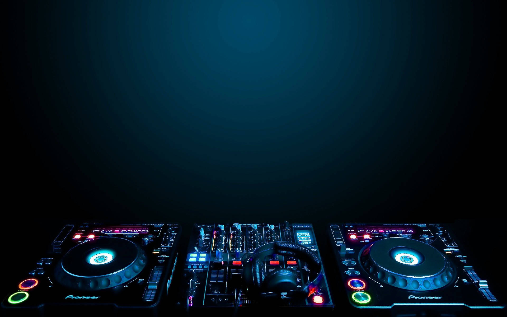 酷炫音樂 桌布 壁紙 — 專業DJ設備，配備發光的Pioneer唱盤和混音器，在深藍色環境燈光下。