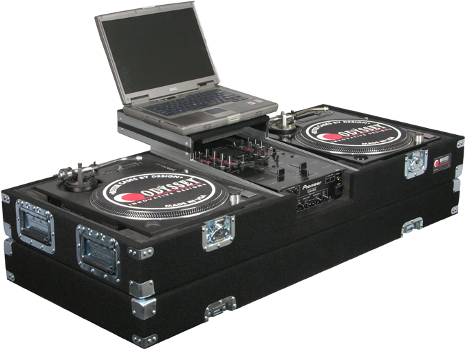 DJ 桌布 壁紙 — 專業DJ設置，兩個唱盤和筆記型電腦安裝在黑色飛行箱上，背景為純白色。