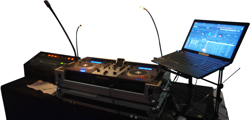 DJ 桌布 壁紙 — 專業DJ設置，配有發光唱盤、筆記型電腦和麥克風，背景為黑色。